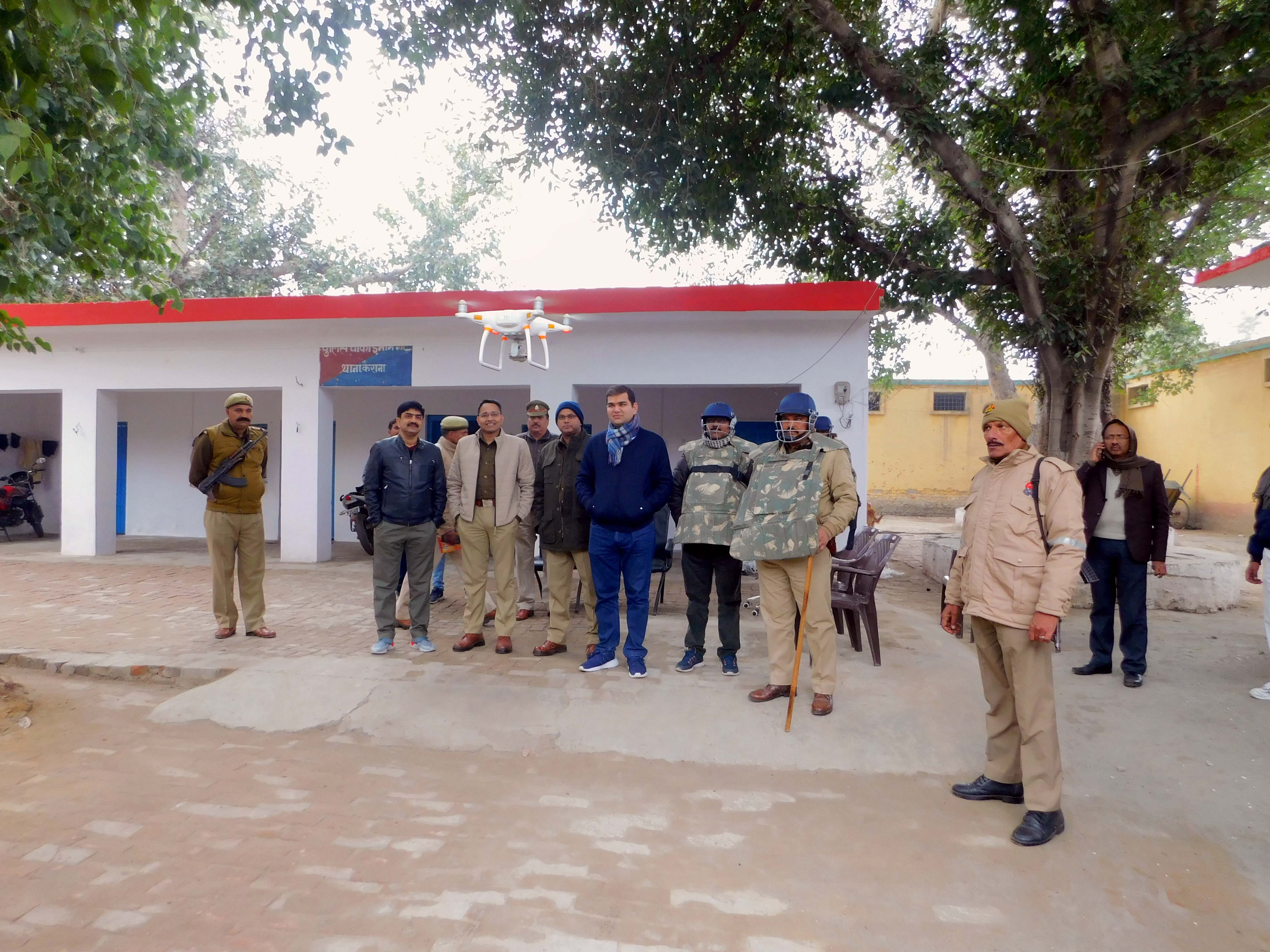कैराना में इमाम गेट पुलिस चौकी पर ड्रोन उडा कर विडियोग्राफी कराते डीएम व एसपी