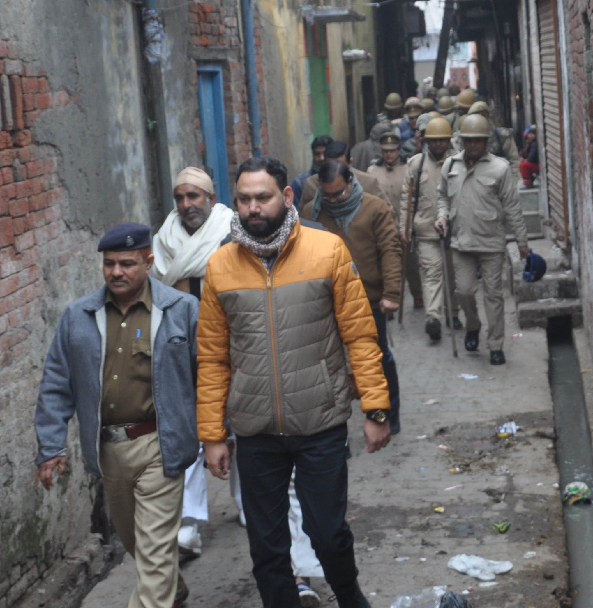शामली में आजाद चौक की कुरैशियान वाली गली में गश्त करते एएसपी और एडीएम। शामली में आजाद चौक की कुरैशियान वाली गली में गश्त करते एएसपी और एडीएम।