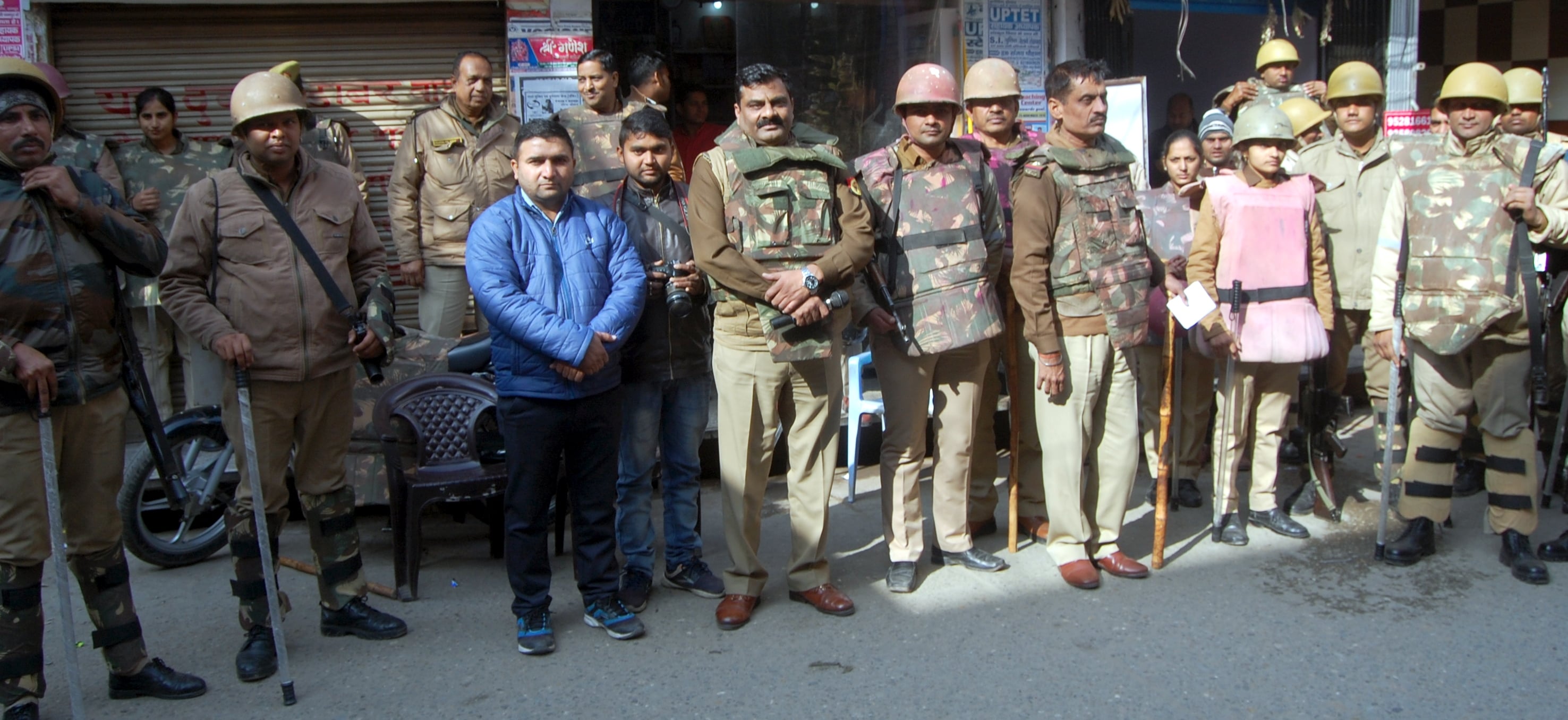 फल चौराहे पर मस्जिद के बाहर तैनात पुलिस बल । फल चौराहे पर मस्जिद के बाहर तैनात पुलिस बल ।