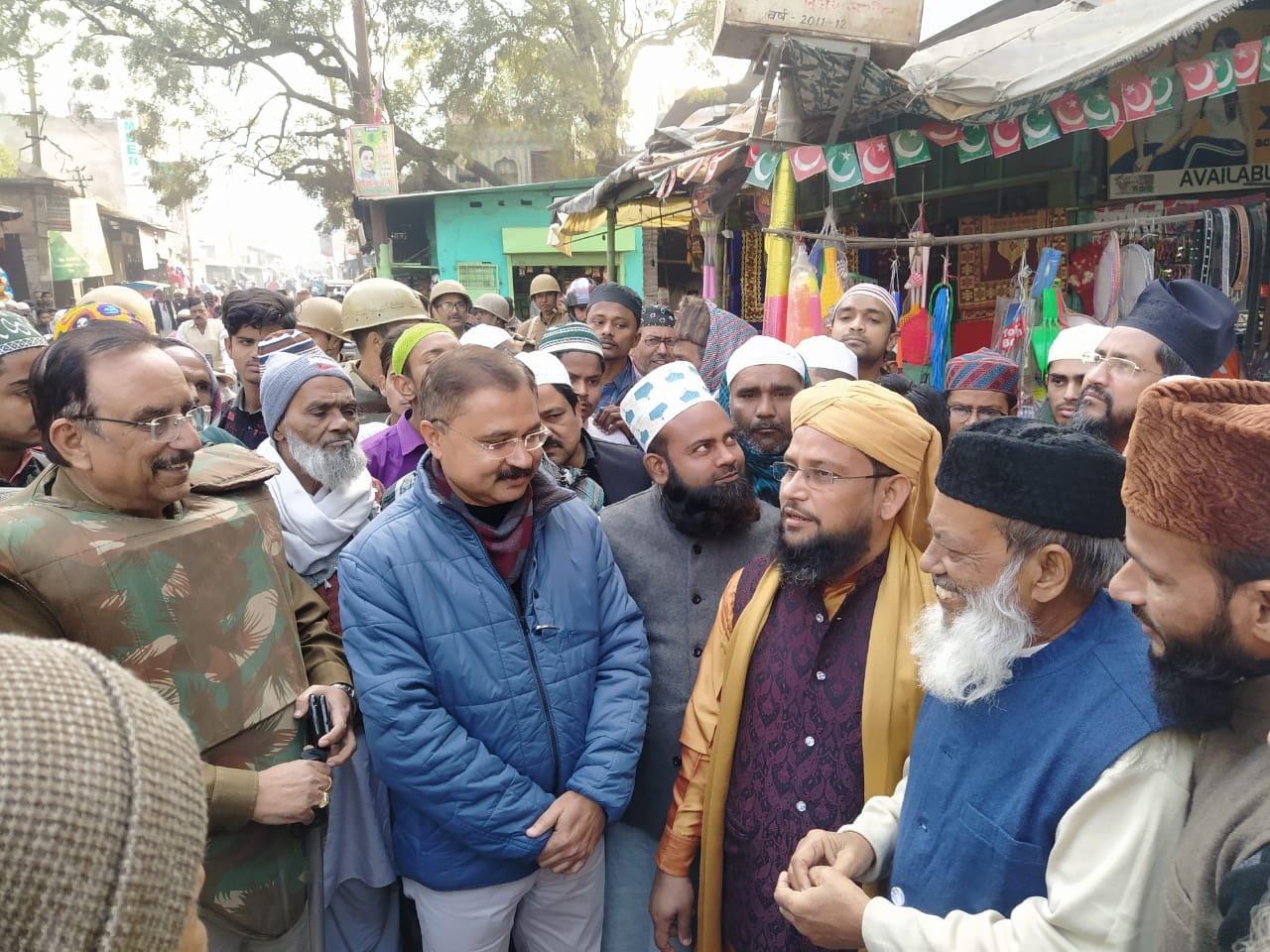 कालपी में जुमे की नमाज के बाद मौलानाओं से बात करते एसडीएम व सीओ। कालपी में जुमे की नमाज के बाद मौलानाओं से बात करते एसडीएम व सीओ।