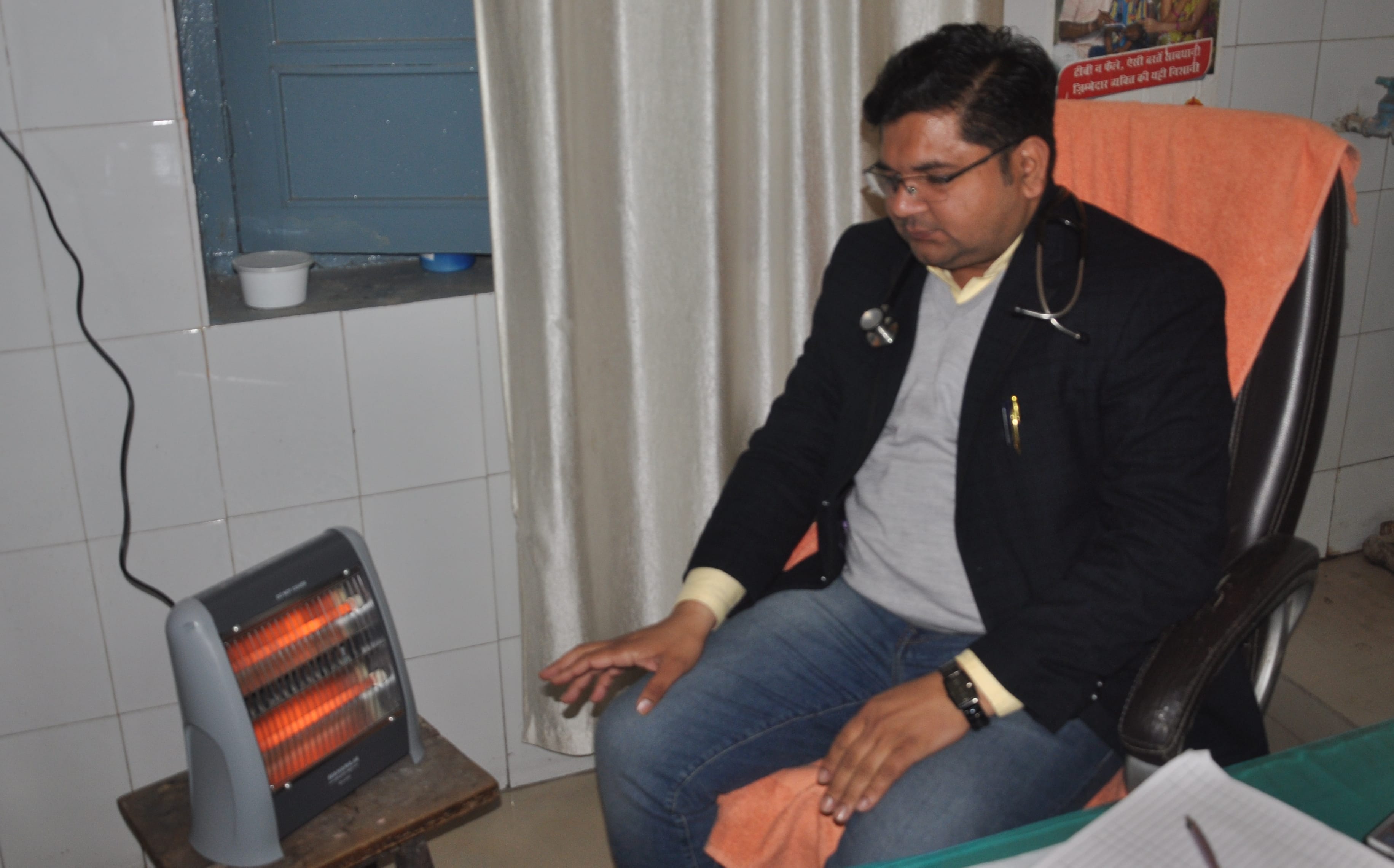 शामली सीएचसी में हीटर में हाथ सेकता चिकित्सक शामली सीएचसी में हीटर में हाथ सेकता चिकित्सक