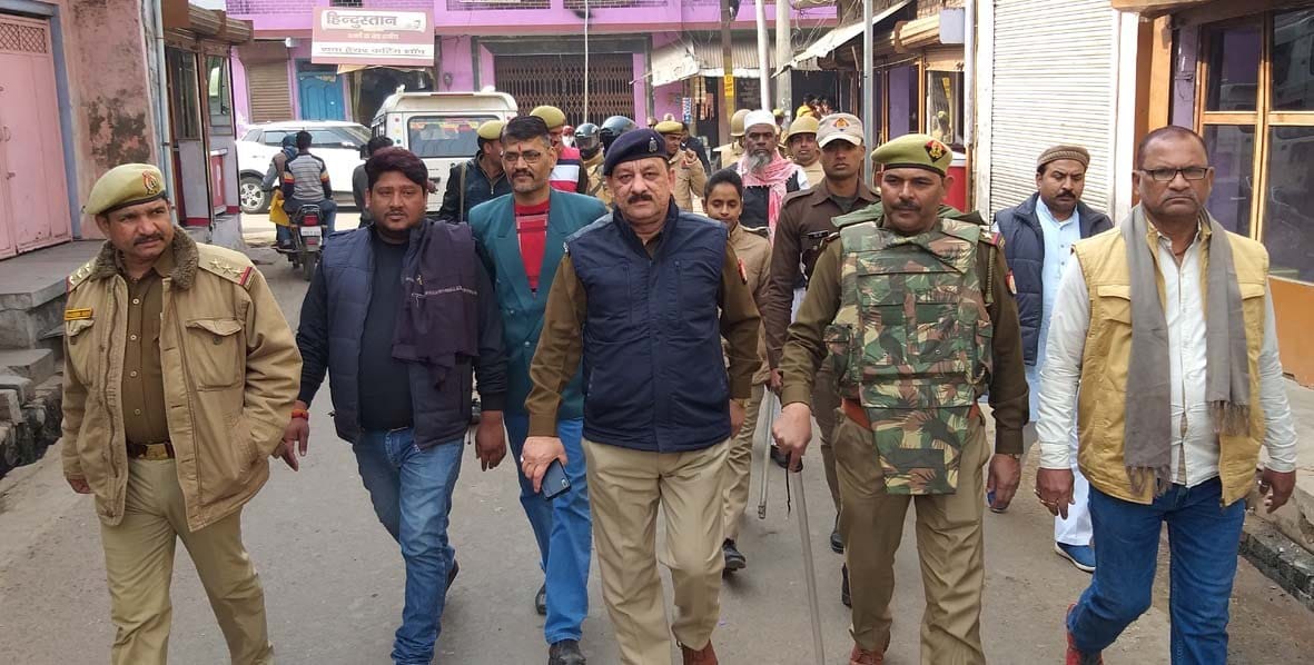 कोंच में पैदलमार्च करते एसडीएम व सीओ। कोंच में पैदलमार्च करते एसडीएम व सीओ।
