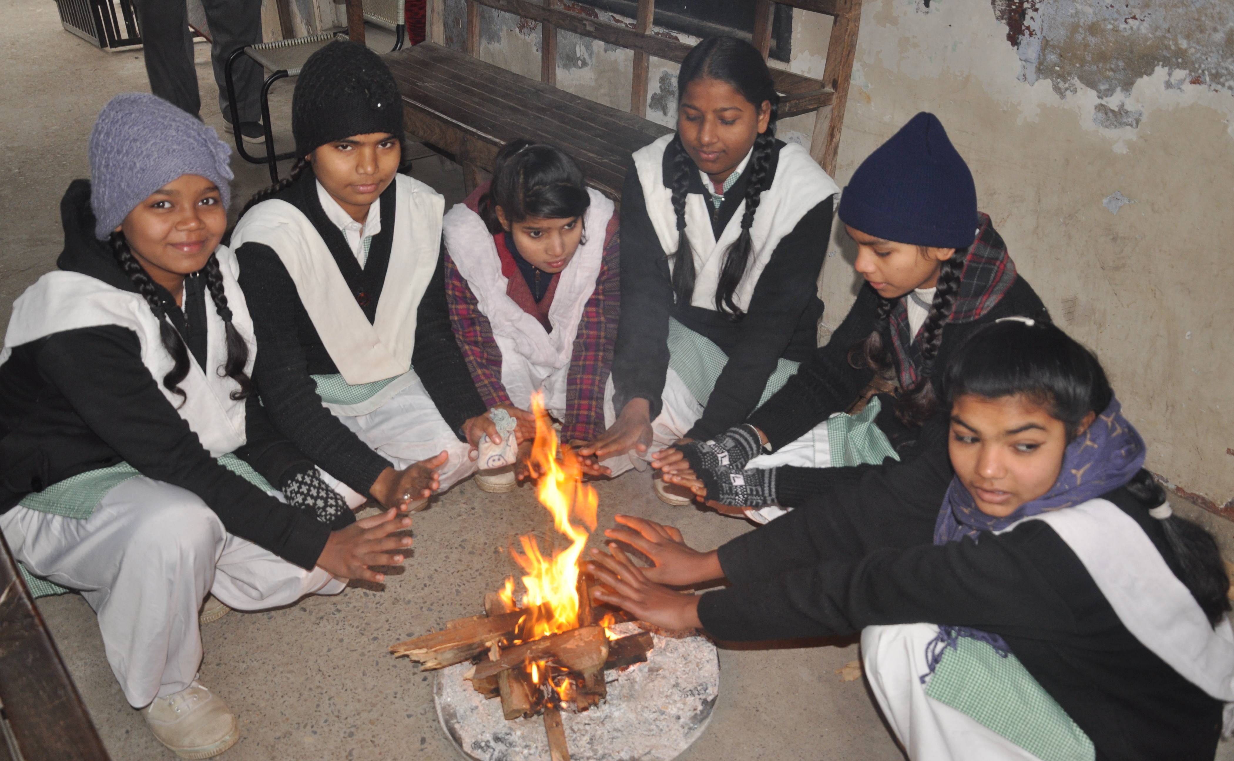 शामली हिन्दू कन्या इन्टर कॉलिज में अलाव सेकती छात्राएं शामली हिन्दू कन्या इन्टर कॉलिज में अलाव सेकती छात्राएं