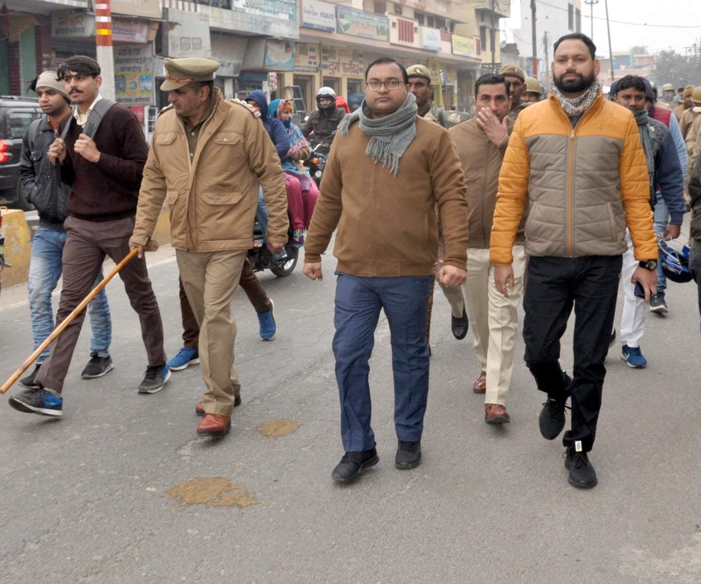 शामली में वीवी इंटर कालेज रोड पर पुलिस फोर्स के साथ गश्त करते एडीएम अरविंद कुमार और एसडीएम। शामली में वीवी इंटर कालेज रोड पर पुलिस फोर्स के साथ गश्त करते एडीएम अरविंद कुमार और एसडीएम।
