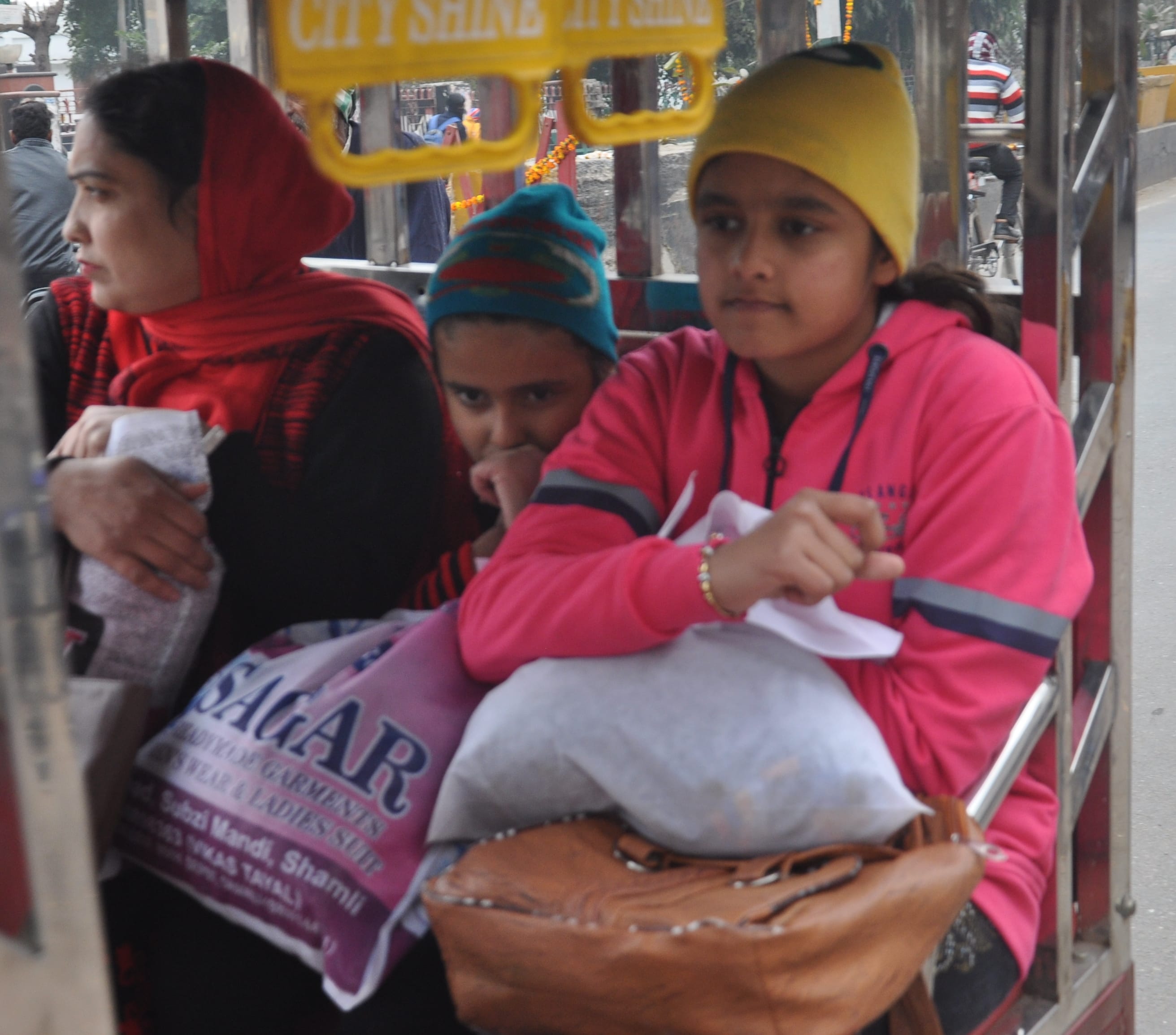 शामली ठंड में ई रिक्शा में बैठ कर जाती महिला व बच्चे शामली ठंड में ई रिक्शा में बैठ कर जाती महिला व बच्चे