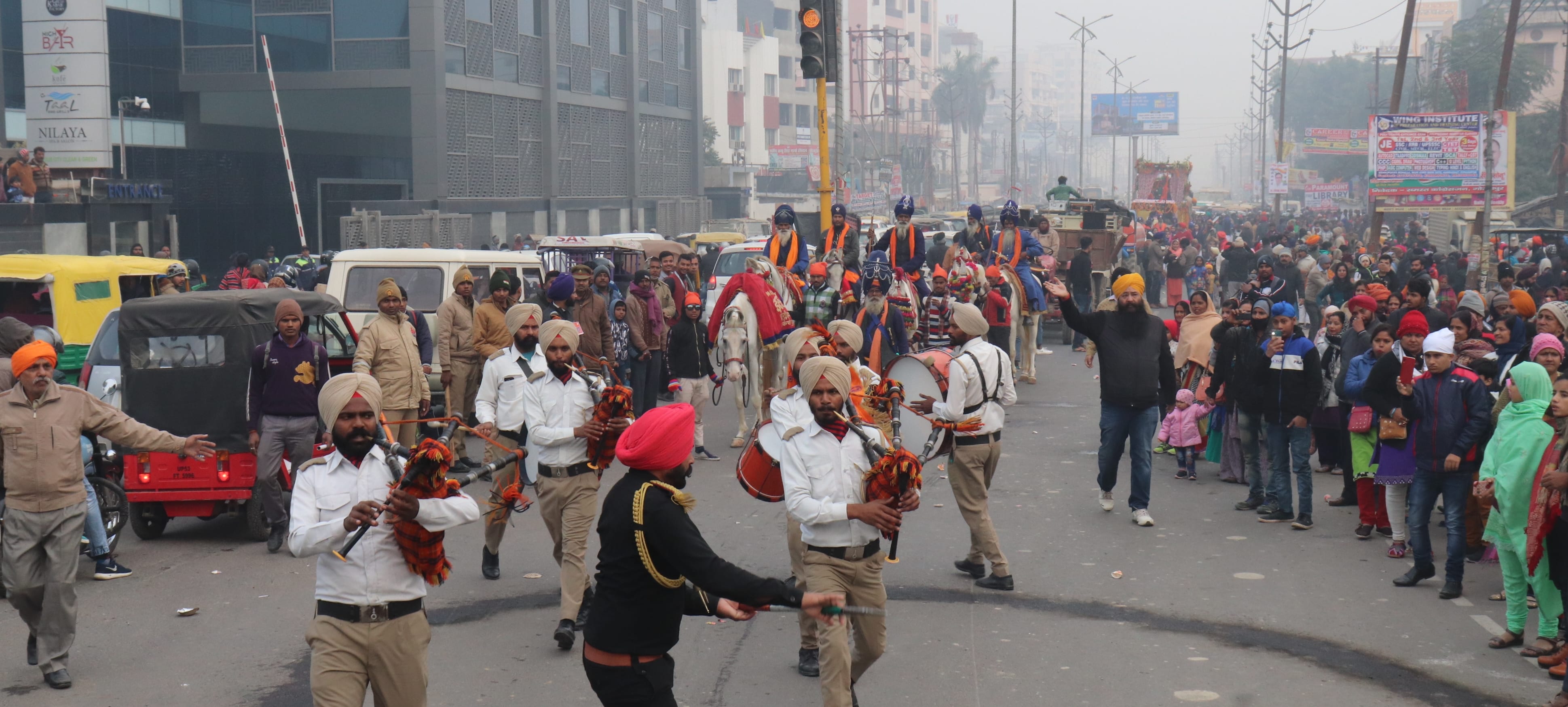 गुरु गोविंद सिंह महाराज के प्रकाश दिवस पर मोहद्दीपुर गुरुद्वारा से निकाली गई शोभा यात्रा।