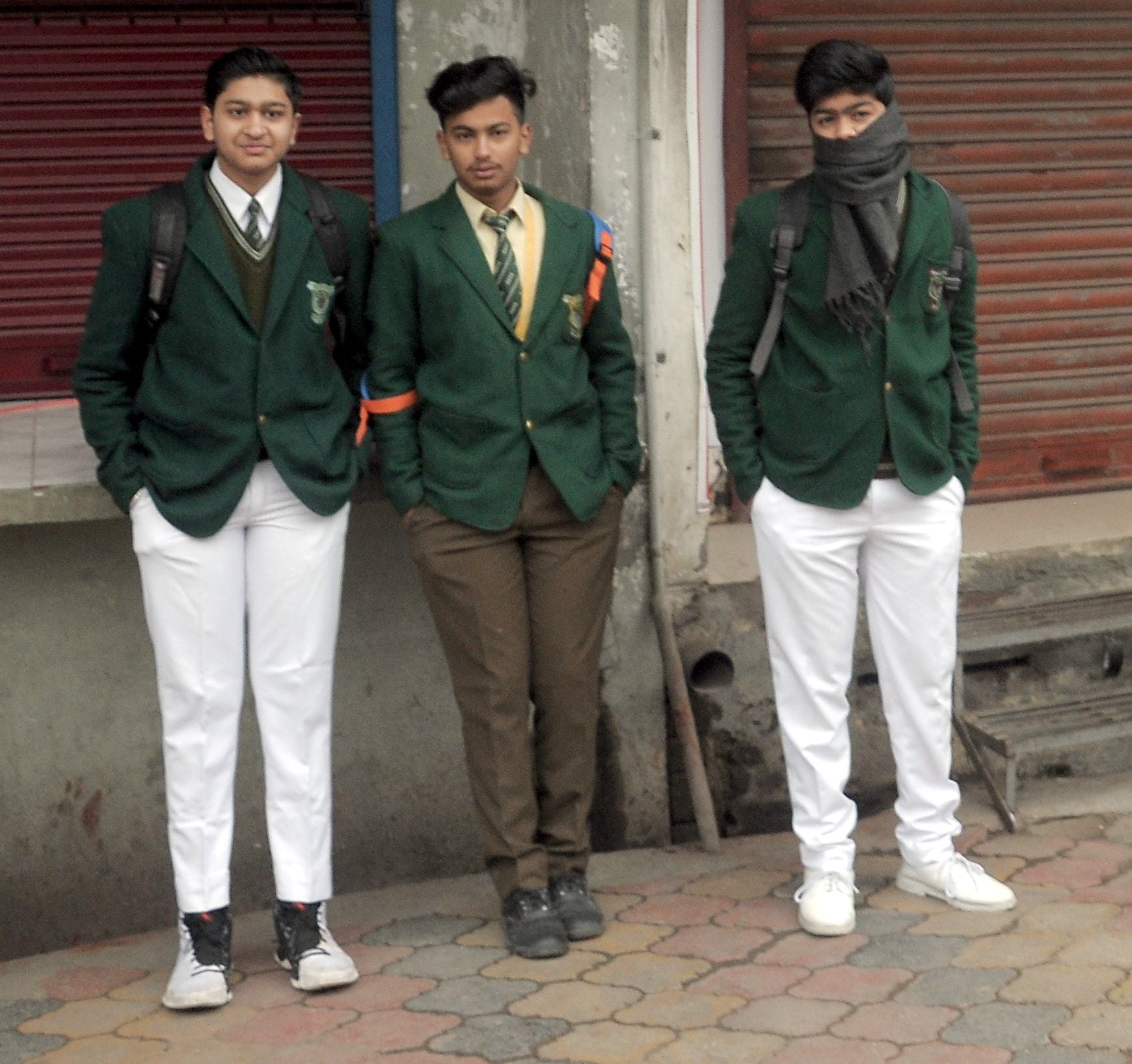 शामली सर्दी में स्कूल जाने के लिये बस की इन्तजार करते छात्र शामली सर्दी में स्कूल जाने के लिये बस की इन्तजार करते छात्र