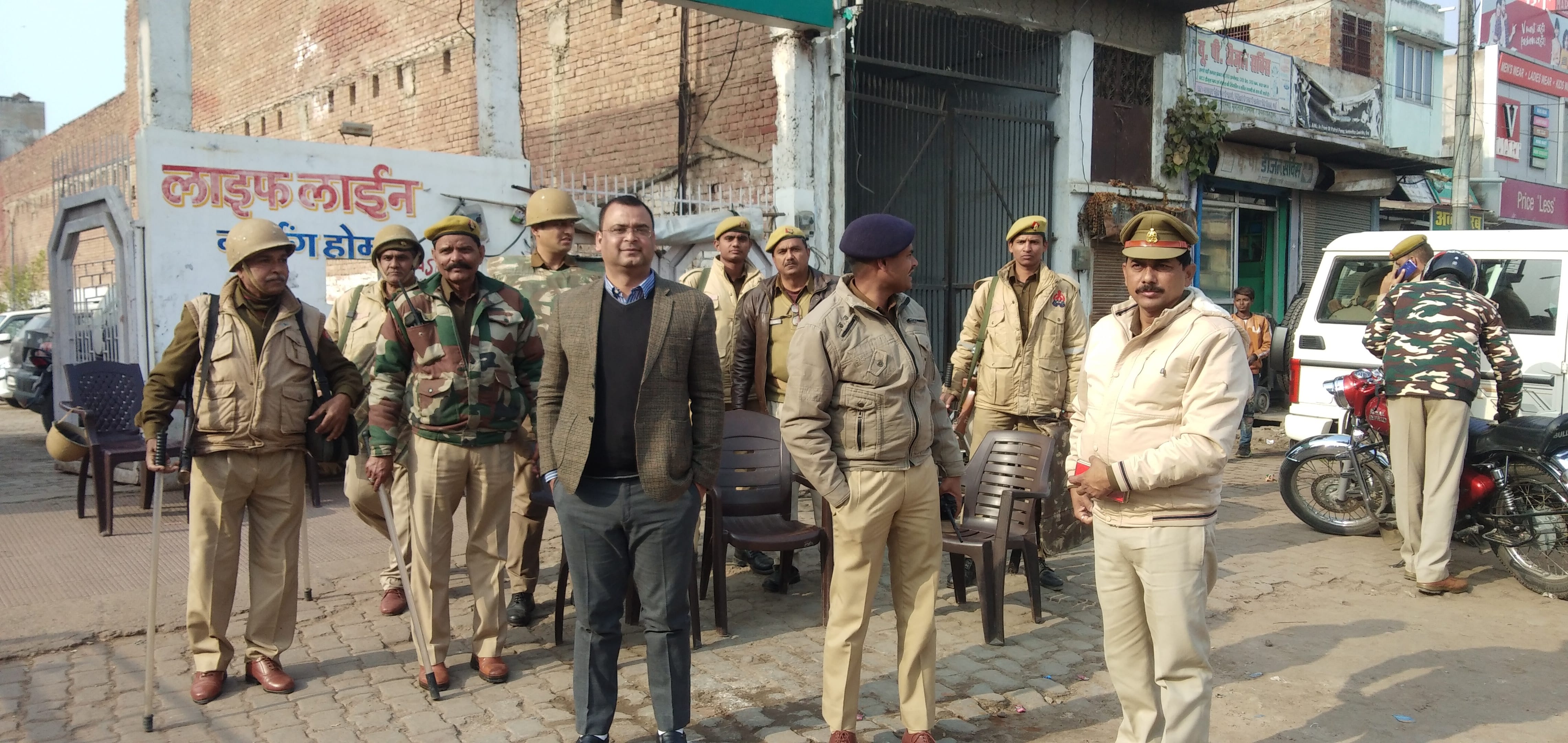 दलगंजन चौराहे पर लगा पुलिस फोर्स दलगंजन चौराहे पर लगा पुलिस फोर्स