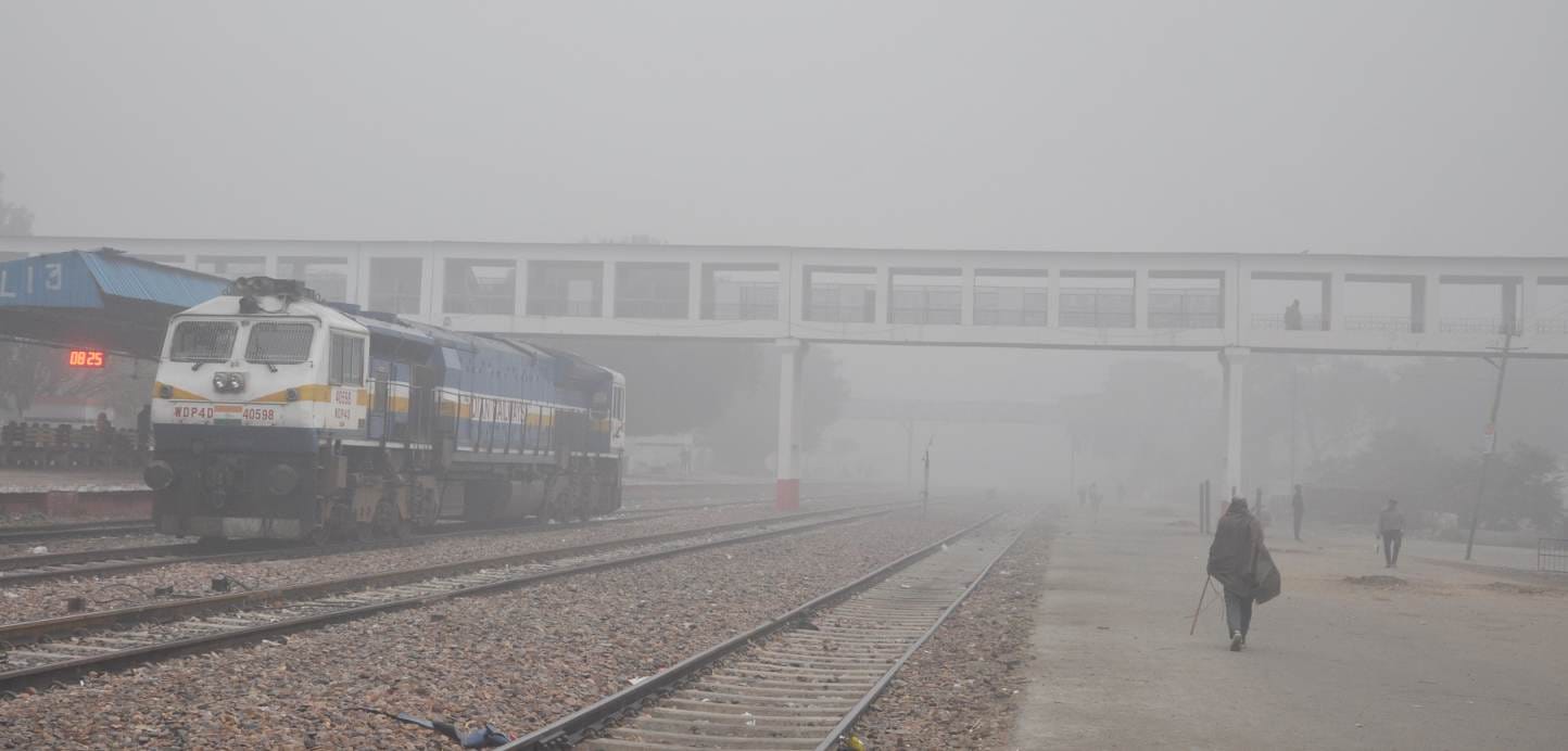 शामली रेलवे लाइन पर फैला कोहरा शामली रेलवे लाइन पर फैला कोहरा