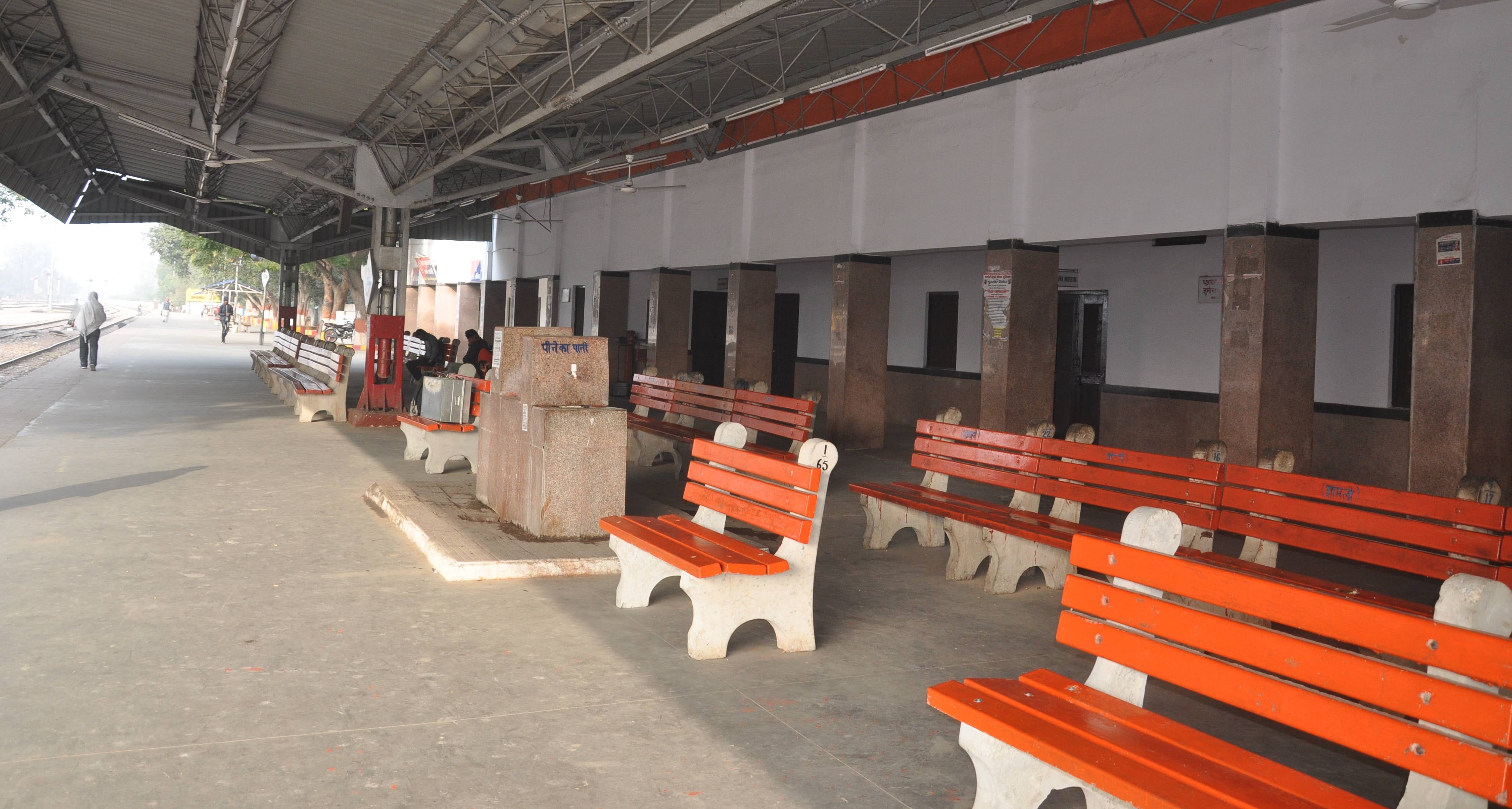 शामली में सुनसान पड़ा रेलवे स्टेशन।