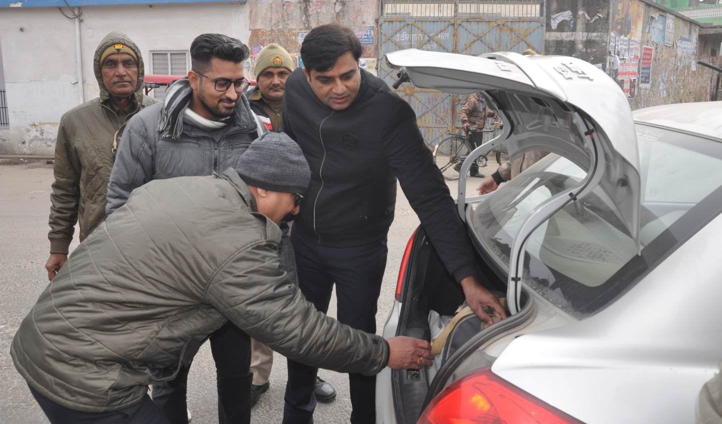 शामली गूरूद्वारा तिराहे पर वाहनो की चैकिंग करते पुलिसकर्मी शामली गूरूद्वारा तिराहे पर वाहनो की चैकिंग करते पुलिसकर्मी