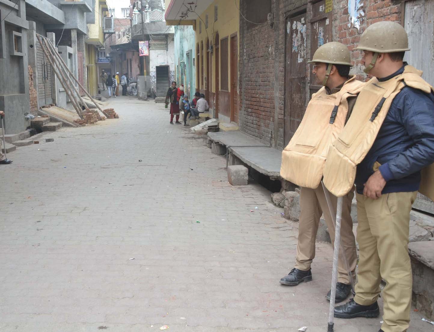 शामली के मोहल्ला आजाद चौक में सुरक्षा करते पुलिसकर्मी। शामली के मोहल्ला आजाद चौक में सुरक्षा करते पुलिसकर्मी।