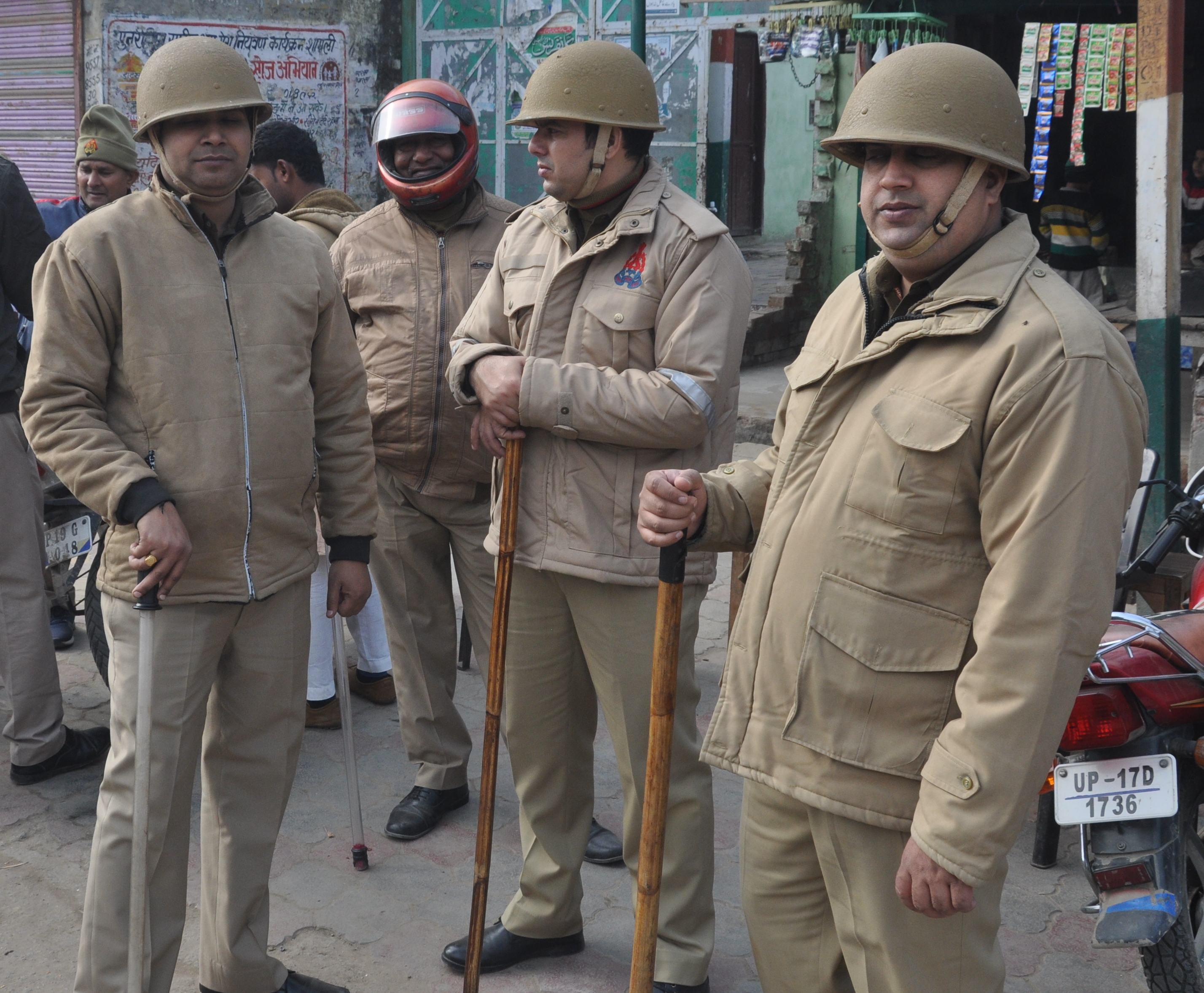 शामली दिल्ली रोड पर मदरसे में जुमे की नमाज से पूर्व तैनात पुलिसकर्मी। शामली दिल्ली रोड पर मदरसे में जुमे की नमाज से पूर्व तैनात पुलिसकर्मी।