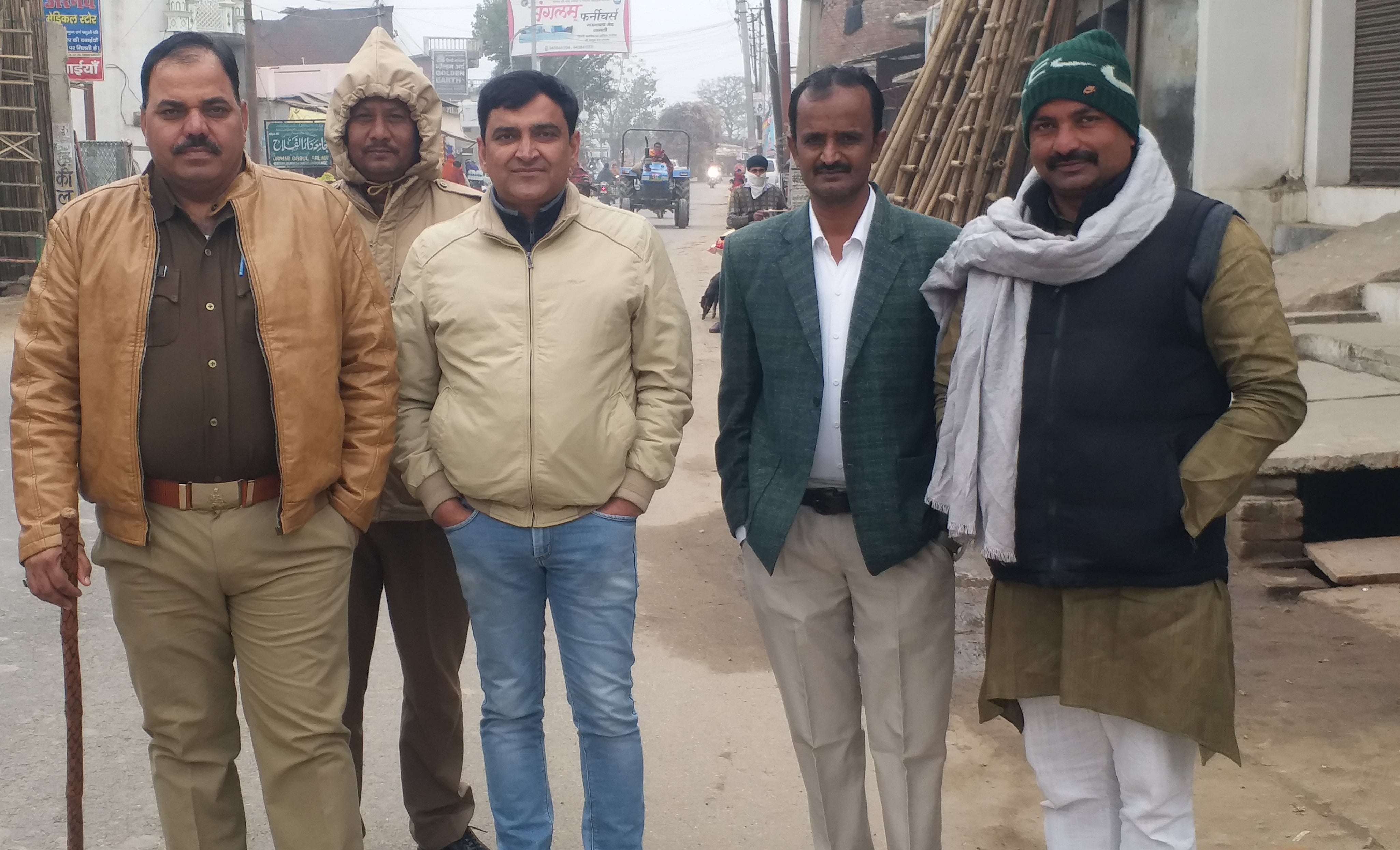 झिंझाना में जुमे नमाज के दौरान तैनात पुलिसकर्मी। झिंझाना में जुमे नमाज के दौरान तैनात पुलिसकर्मी।