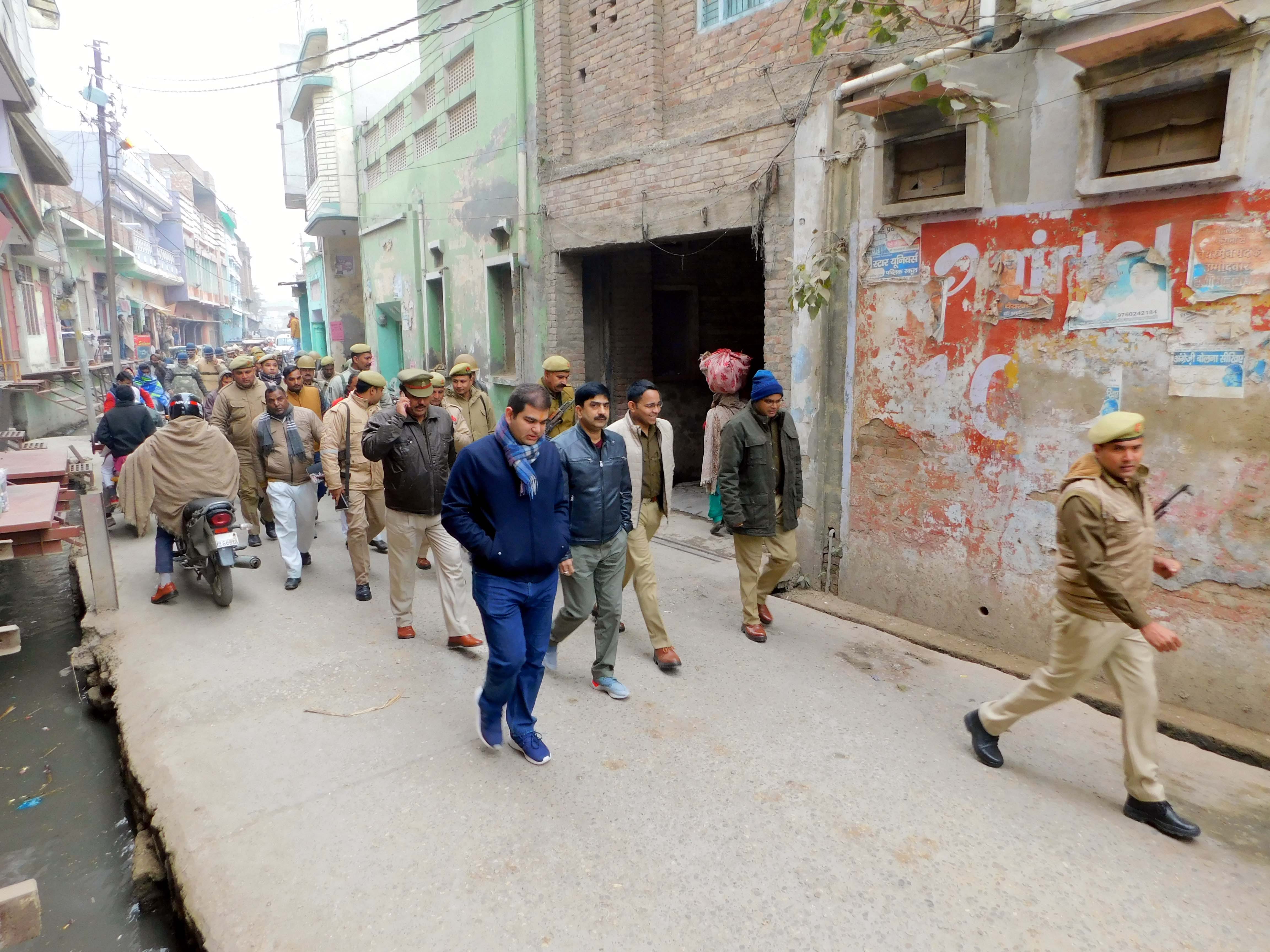 कैराना में मौहल्ला बिसातियान में फलेग मार्च करते डीएम और एसपी