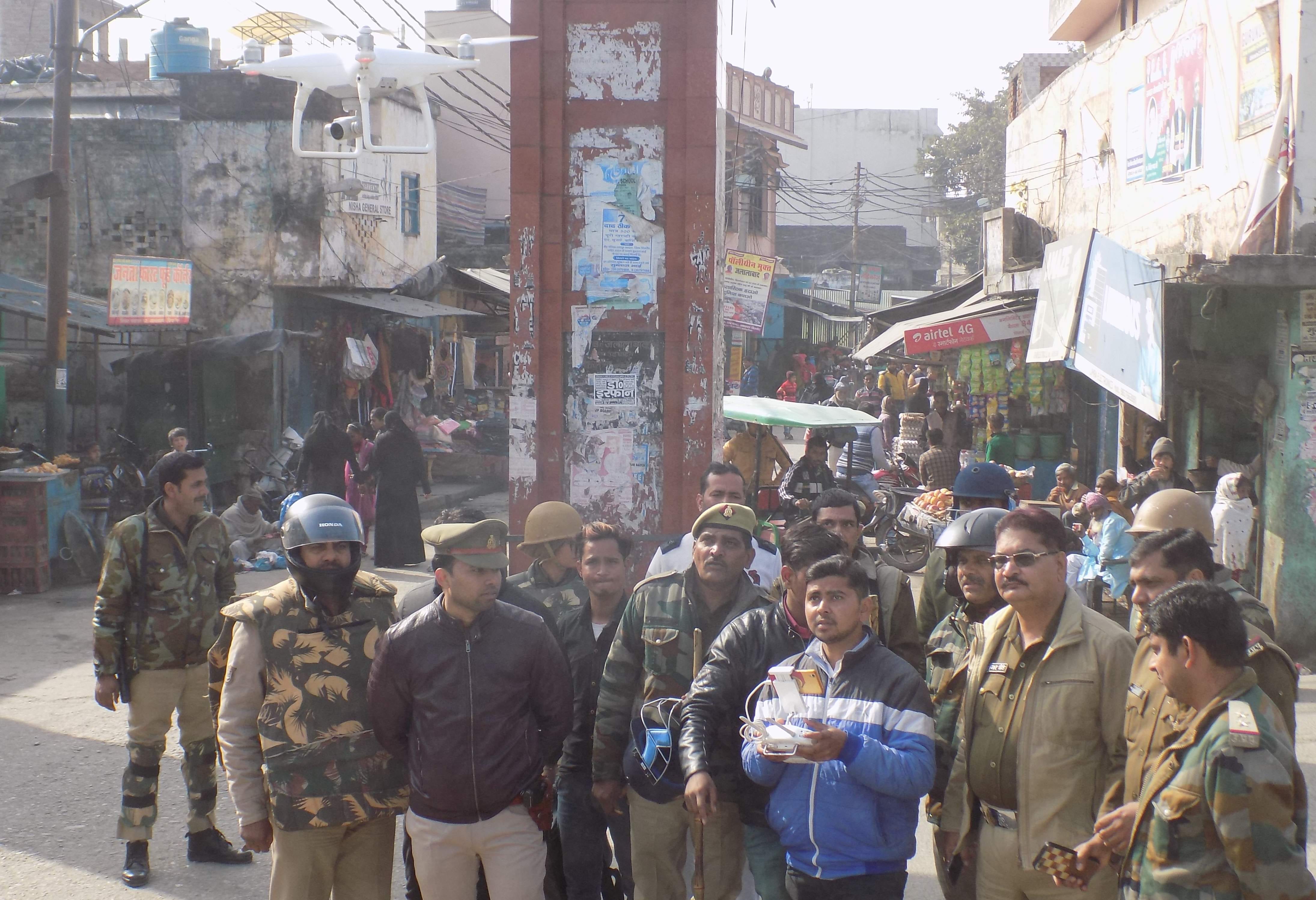 जलालाबाद में ड्रोन कैमरे से स्थिति पर निगाह रखते सीओ प्रवीण कुमार सिंह। जलालाबाद में ड्रोन कैमरे से स्थिति पर निगाह रखते सीओ प्रवीण कुमार सिंह।