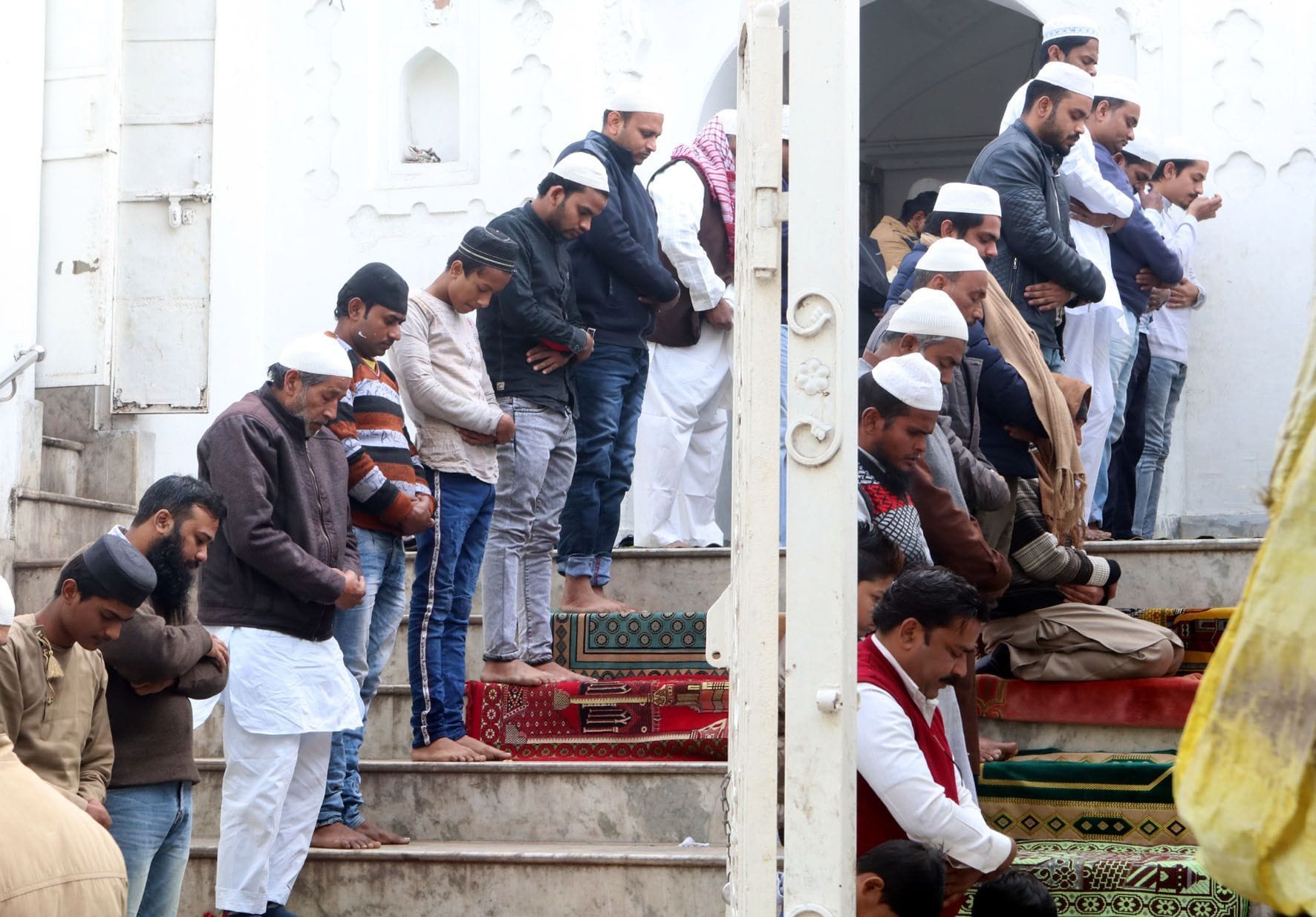ऊपरकोट जामा मस्जिद पर जुमा की नमाज अदा करते नमाजी।