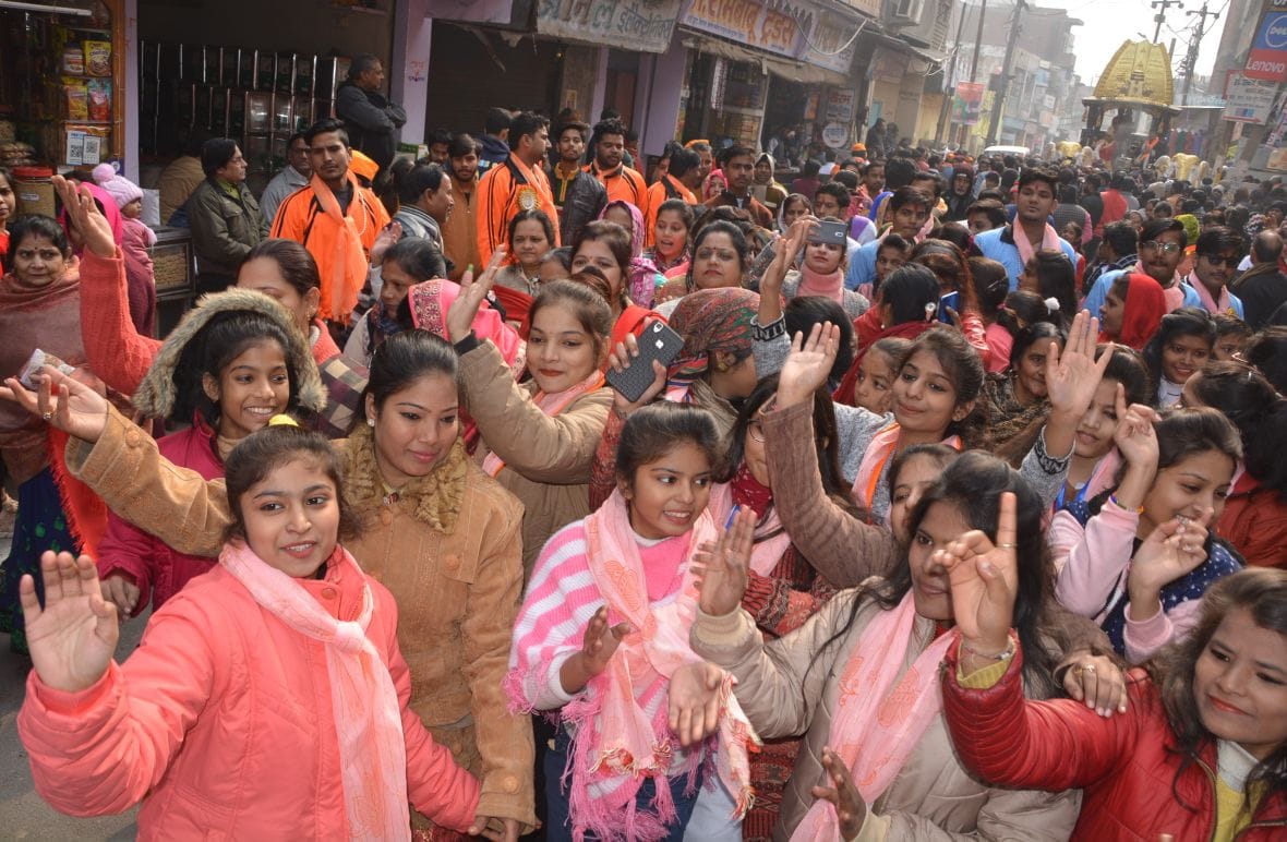 श्रीजी की भव्य शोभायात्रा में मुख्य रथ के आगे नृत्य करती युवतियो की भीड श्रीजी की भव्य शोभायात्रा में मुख्य रथ के आगे नृत्य करती युवतियो की भीड