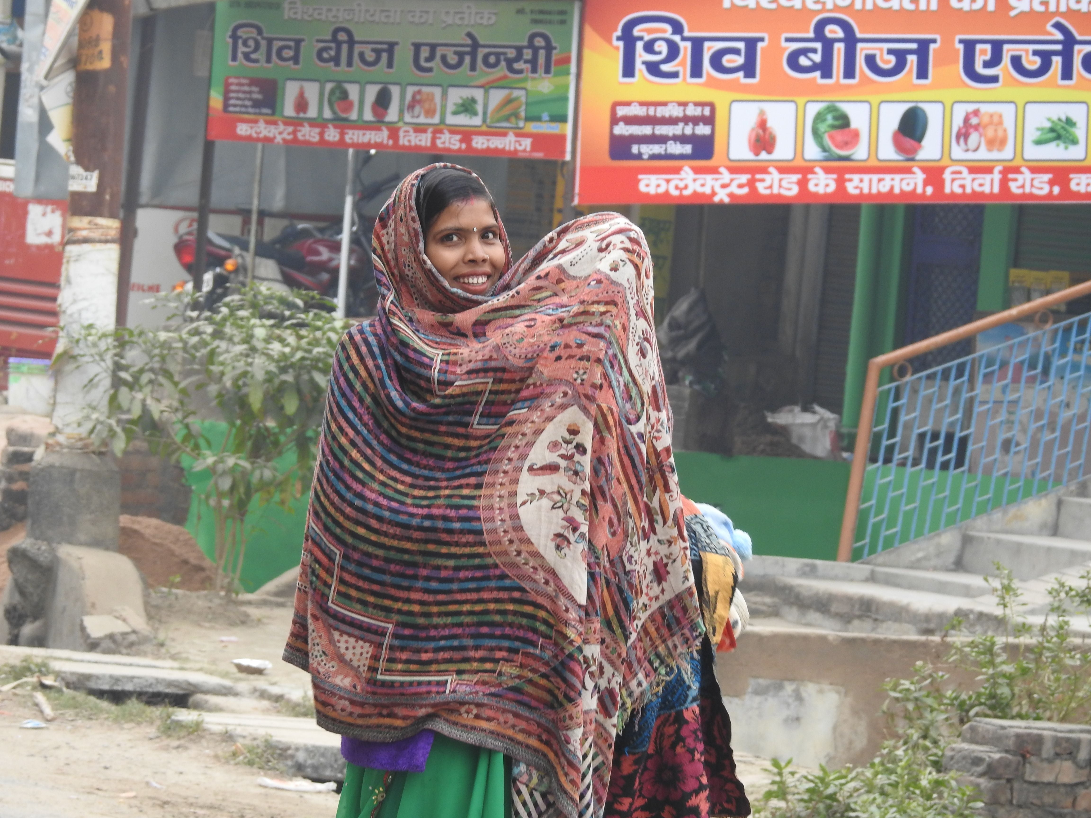 कन्नौज में ठंड के कारण बच्चे को शॉल से ढककर जाती महिला। कन्नौज में ठंड के कारण बच्चे को शॉल से ढककर जाती महिला।