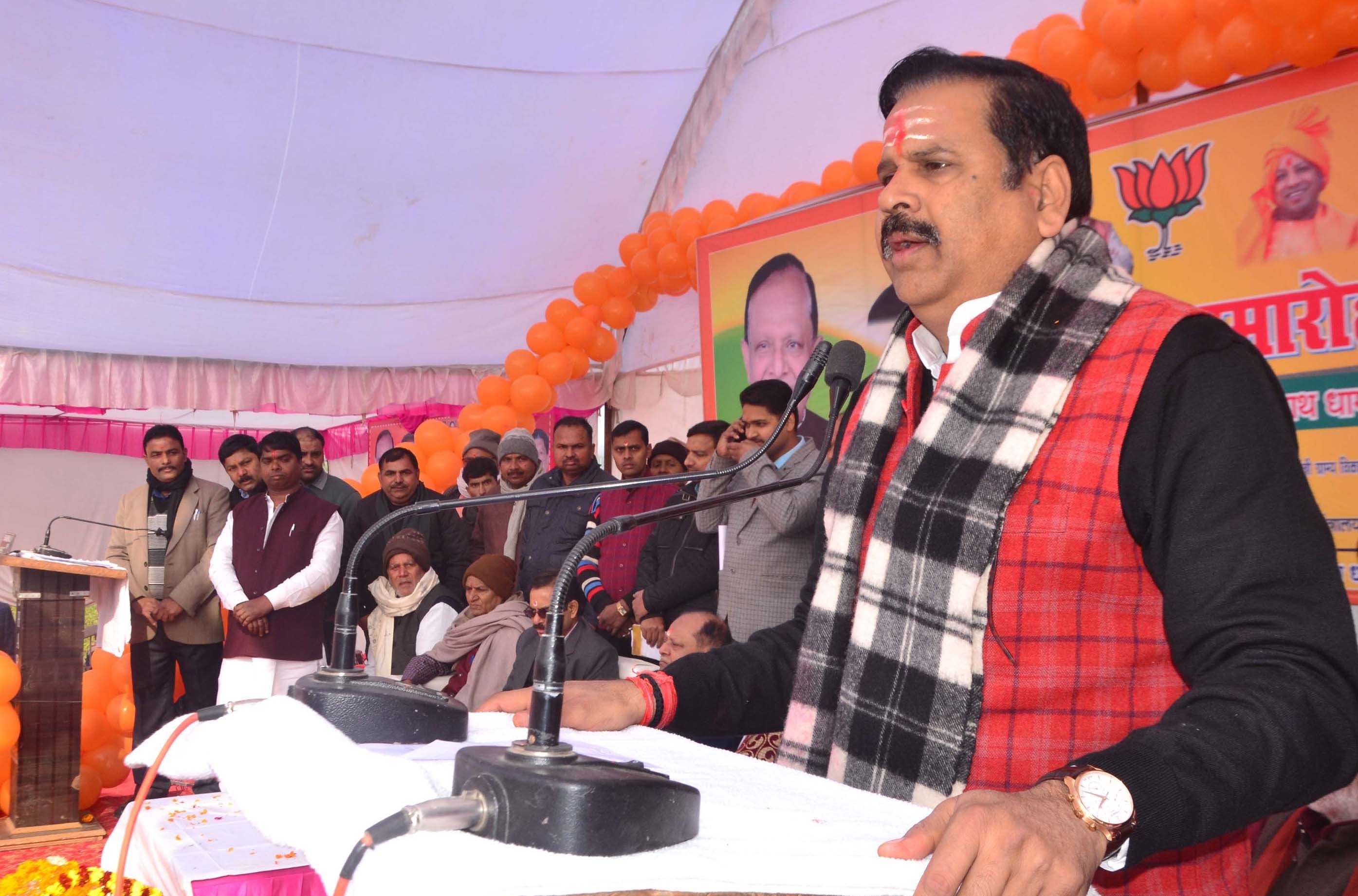 बाबा बेलखरनाथ ब्लाक में आयोजित कार्यक्रम में बोलते कैबिनेट मंत्री डा0 महेन्द्र सिंह। बाबा बेलखरनाथ ब्लाक में आयोजित कार्यक्रम में बोलते कैबिनेट मंत्री डा0 महेन्द्र सिंह।