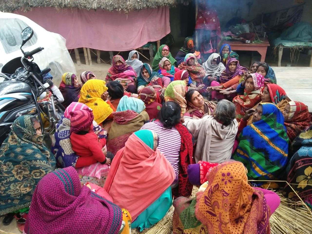रानीगंज के रघवापुर में मृत चौकीदार के बिलखते परिजन। रानीगंज के रघवापुर में मृत चौकीदार के बिलखते परिजन।