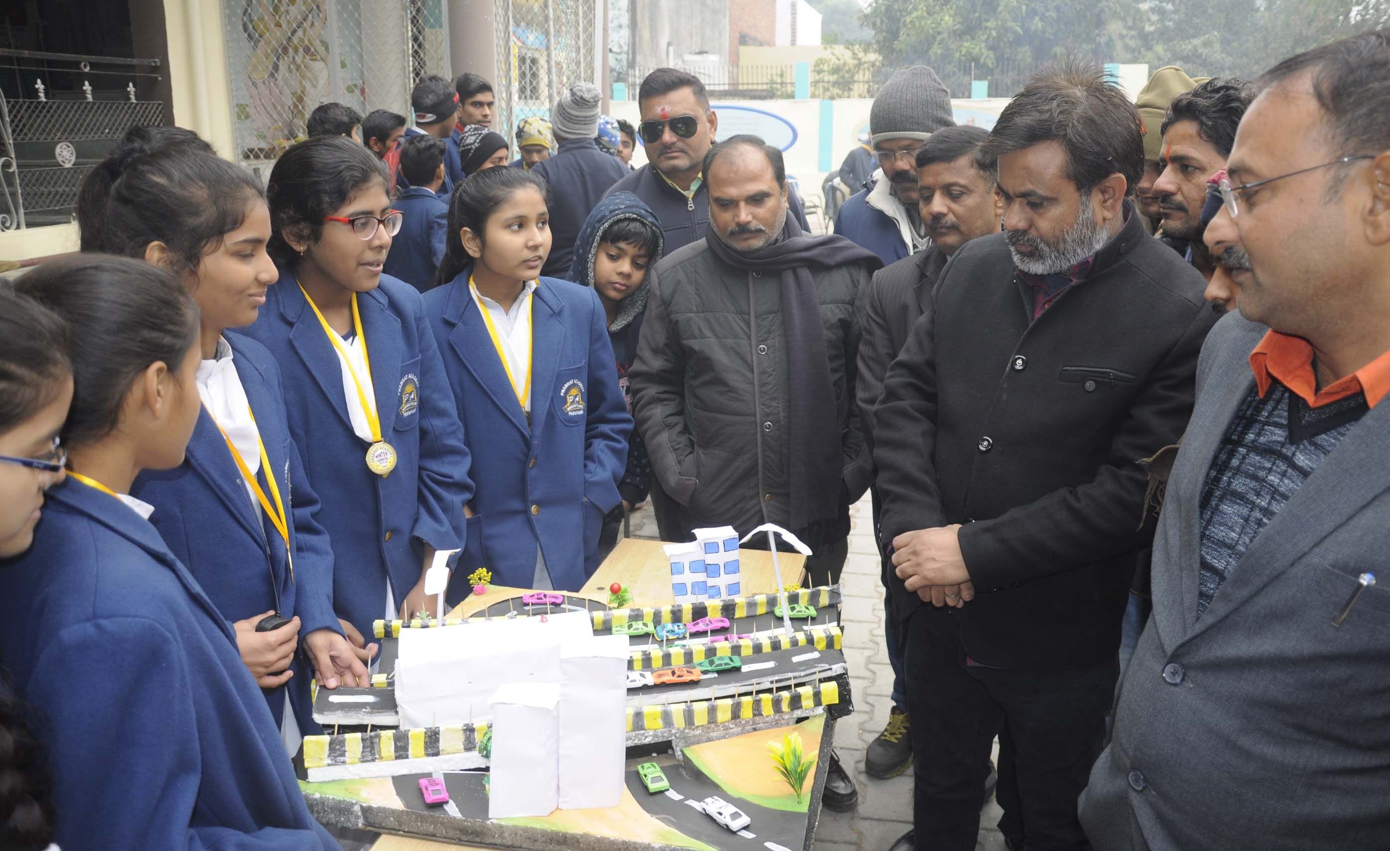 प्रभात एकेडमी में आयोजित विज्ञान प्रदर्शनी में बच्चों द्वारा बनाये गये माडल का अवलोकन करते विधा प्रभात एकेडमी में आयोजित विज्ञान प्रदर्शनी में बच्चों द्वारा बनाये गये माडल का अवलोकन करते विधा