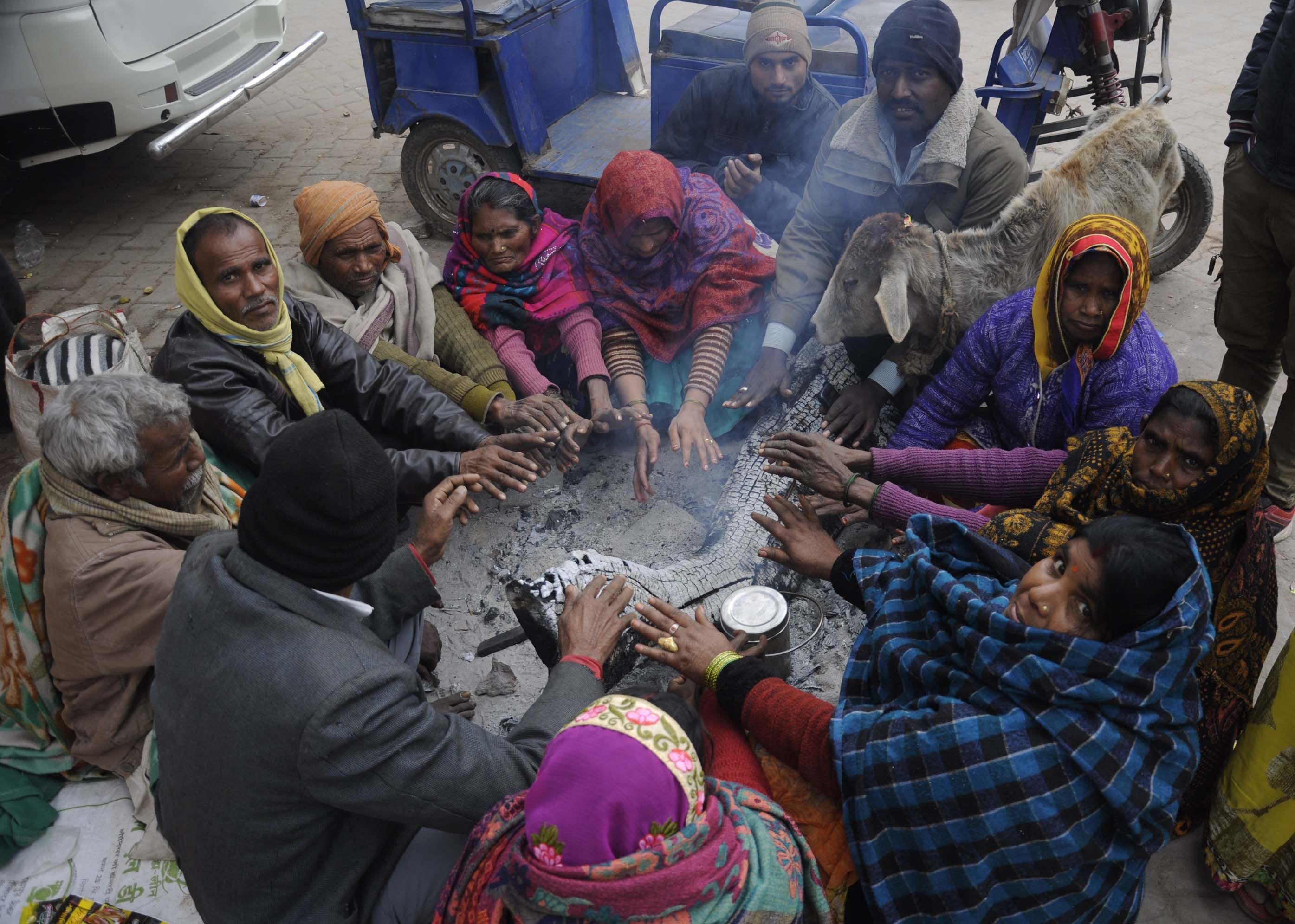 शनिवार को कड़ाके की ठंड में जिला अस्पताल में अलाव के समीप बैठे तीमारदार। शनिवार को कड़ाके की ठंड में जिला अस्पताल में अलाव के समीप बैठे तीमारदार।