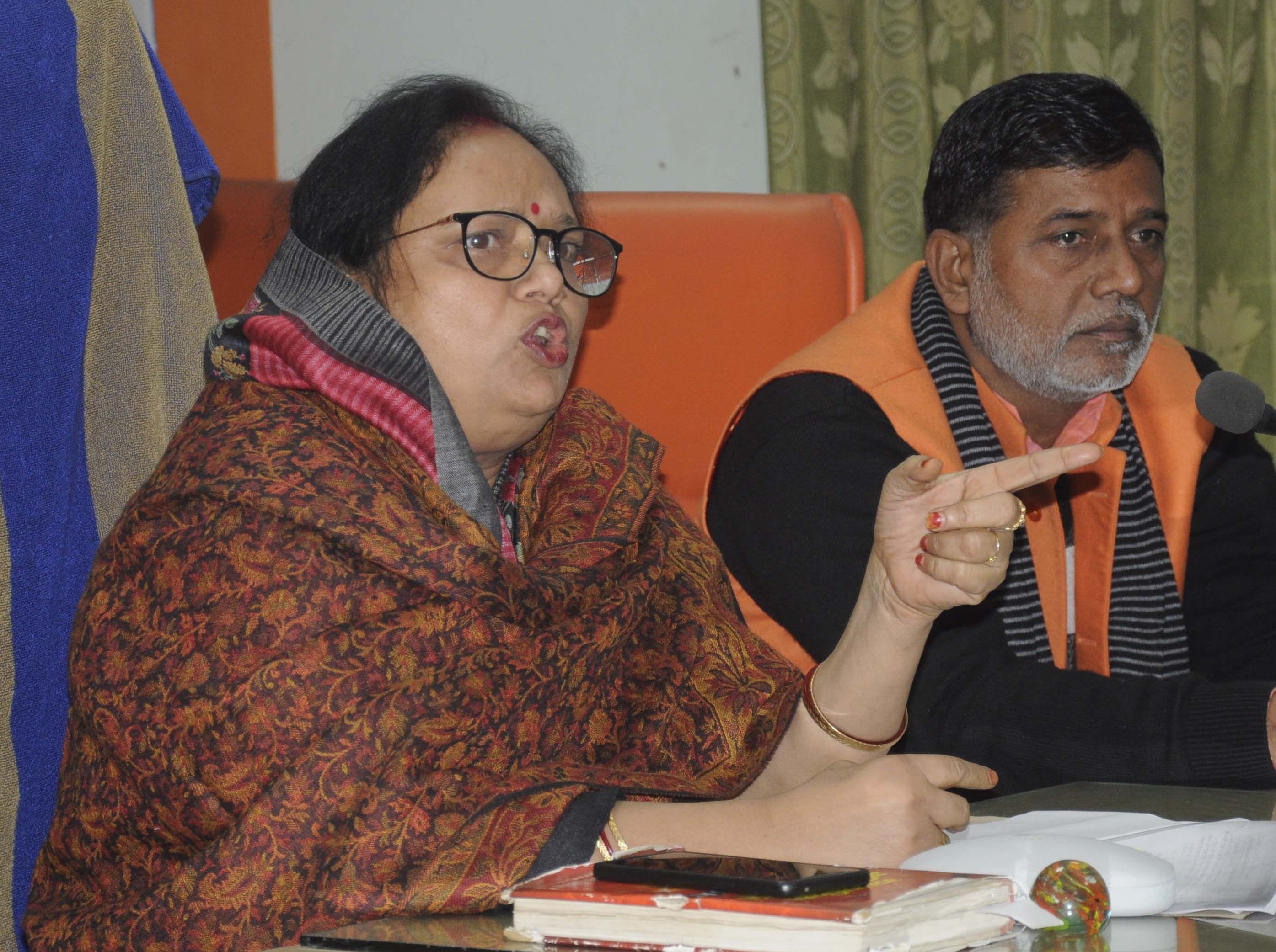 नगर पालिका बोर्ड की बैठक में बोलती अध्यक्ष प्रेमलता सिंह।
