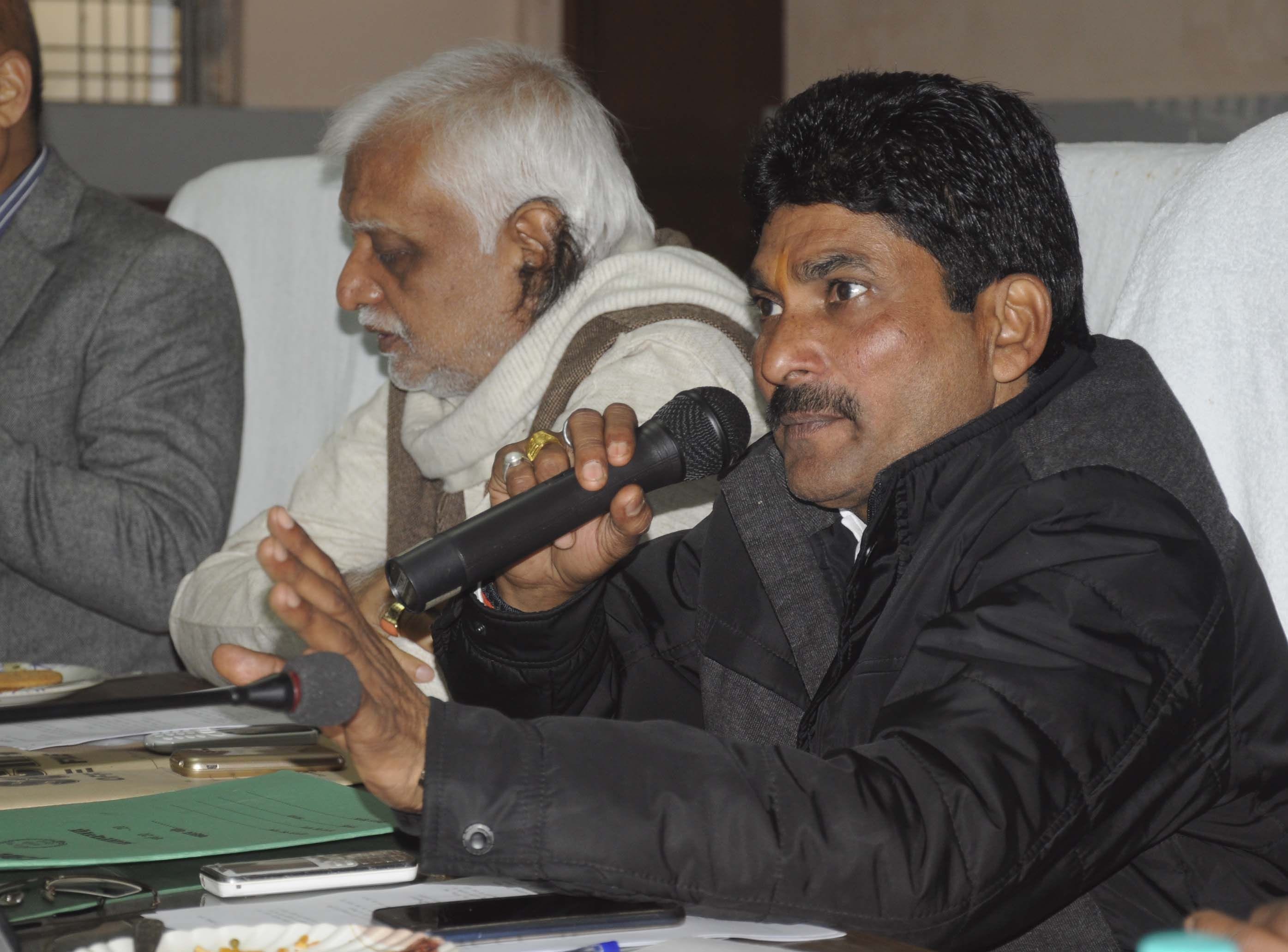 जिला पंचायत सभागार में प्रतिनिधियों की बैठक में बोलते अध्यक्ष उमाशंकर यादव। जिला पंचायत सभागार में प्रतिनिधियों की बैठक में बोलते अध्यक्ष उमाशंकर यादव।