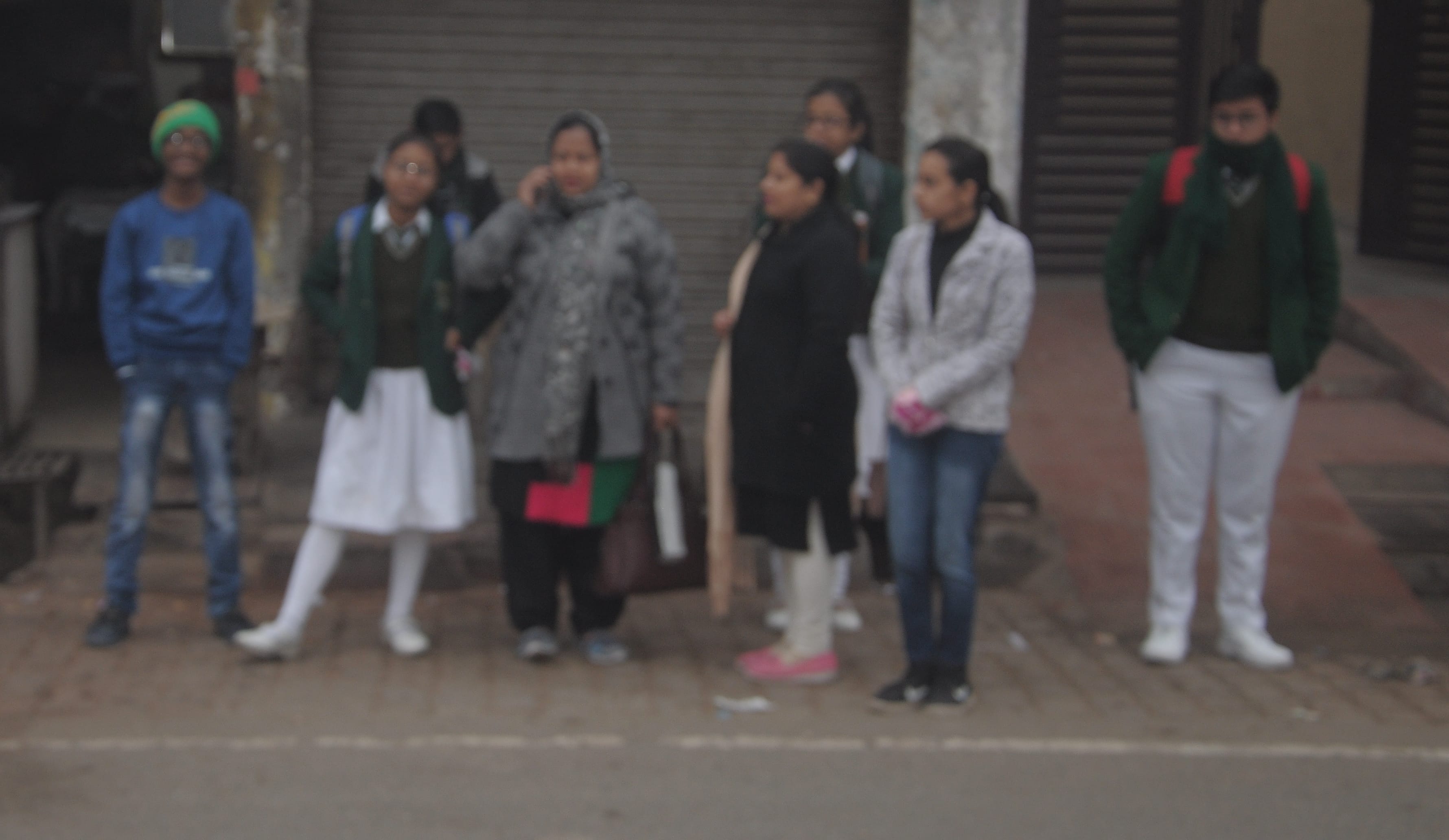 शामली भिक्की मोड पर सर्दी में बस की इन्तजार में खडे बच्चे शामली भिक्की मोड पर सर्दी में बस की इन्तजार में खडे बच्चे