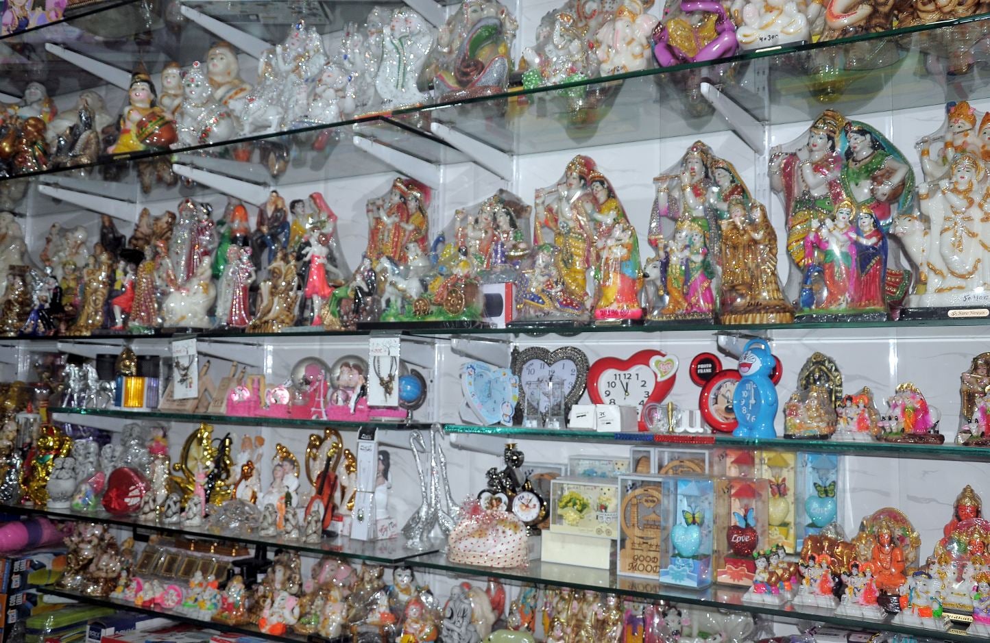 शामली में नए साल पर दुकान पर सजे गिफ्ट शामली में नए साल पर दुकान पर सजे गिफ्ट