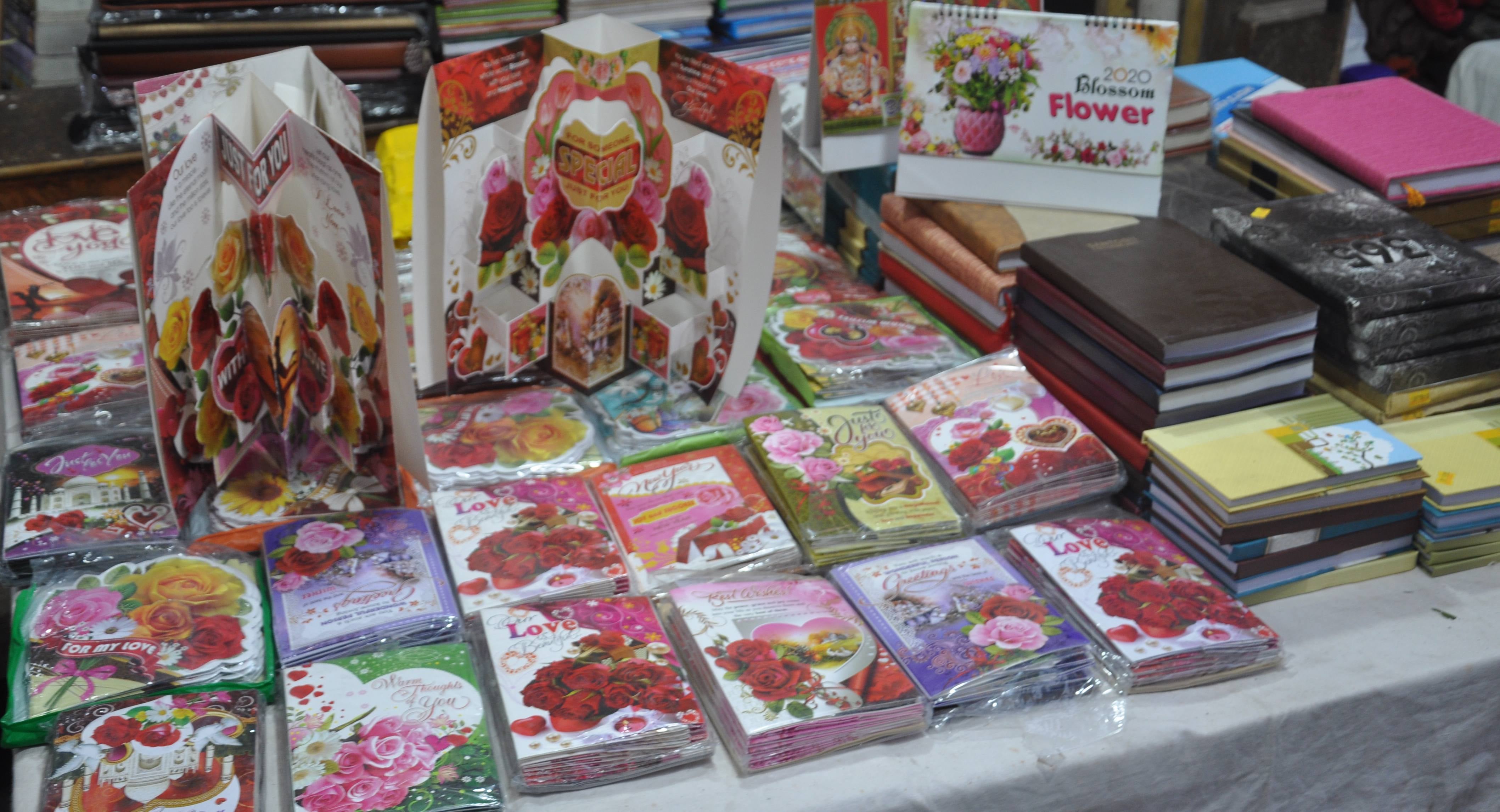 शामली में नए साल पर दुकान पर ग्रिटिंग कार्ड व डायरी शामली में नए साल पर दुकान पर ग्रिटिंग कार्ड व डायरी