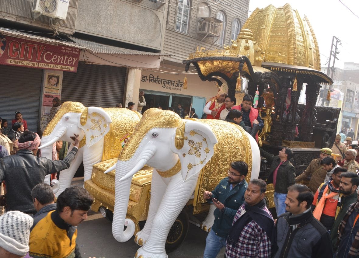 श्रीजी की भव्य शोभायात्रा में मुख्य रथ के साथ चलती लोगो की भीड श्रीजी की भव्य शोभायात्रा में मुख्य रथ के साथ चलती लोगो की भीड