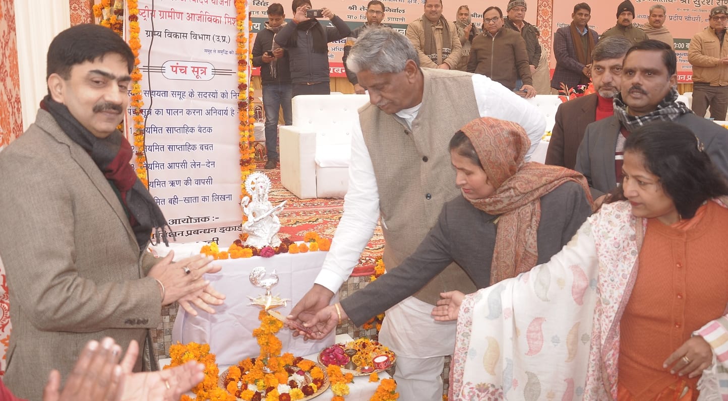 ामली दिल्ली रोड पर राष्ट्रीय आजीविका मिशन द्वारा आयोजित प्रेरणा दिवस का दीप जला कर शुभारंभ करते ? ामली दिल्ली रोड पर राष्ट्रीय आजीविका मिशन द्वारा आयोजित प्रेरणा दिवस का दीप जला कर शुभारंभ करते ?