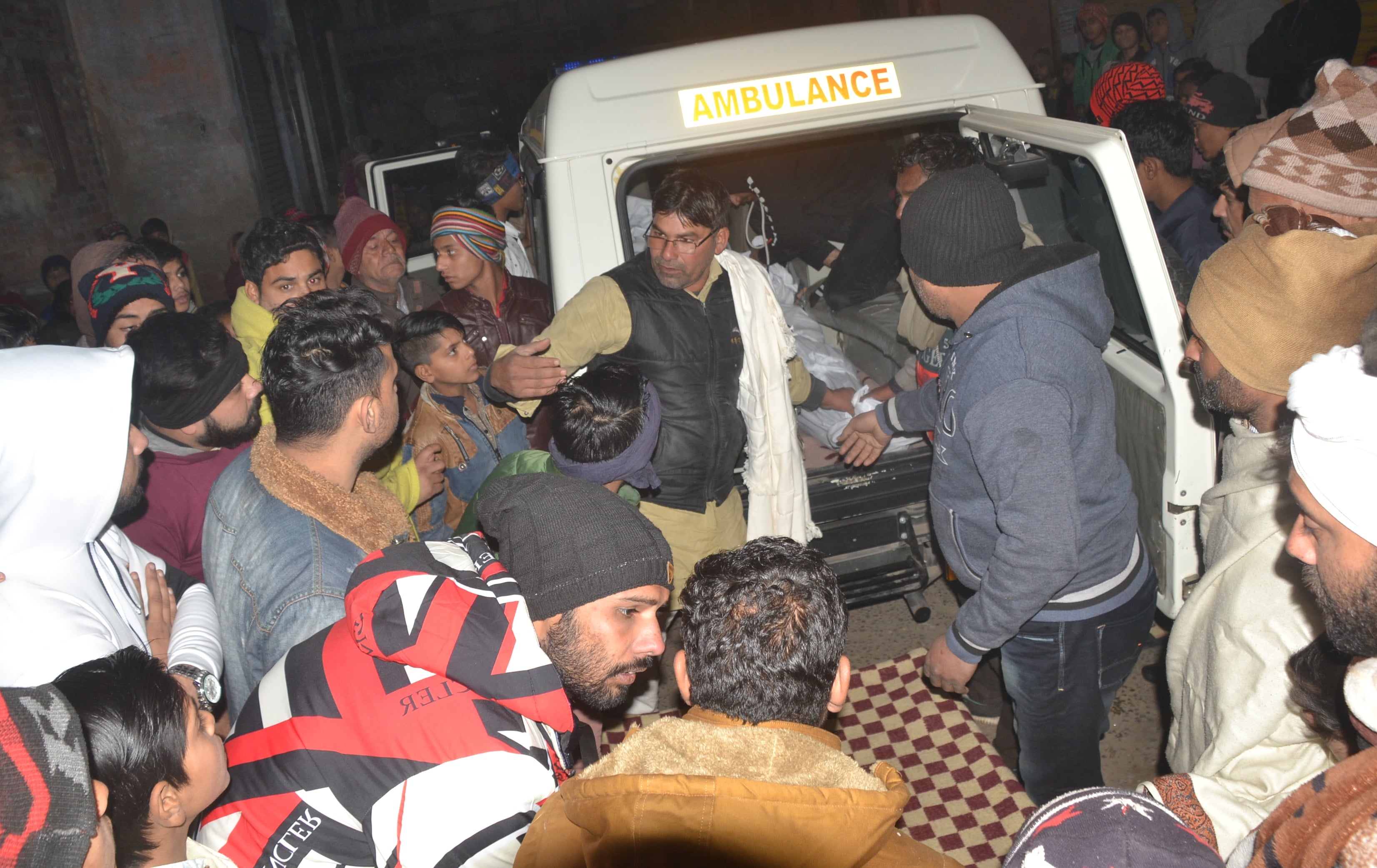 शामली के मोहल्ला काजीवाड़ा में शाहाबाज का शव आने के बाद लगी भीड़।