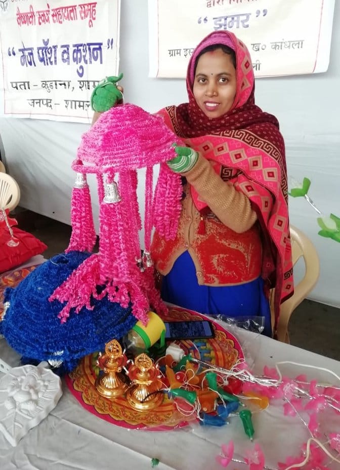 शामली दिल्ली रोड पर स्वयं साहयता समहू प्रेरणा कार्यक्रम में लगे स्टाल में गिफ्ट दिखाती महिला शामली दिल्ली रोड पर स्वयं साहयता समहू प्रेरणा कार्यक्रम में लगे स्टाल में गिफ्ट दिखाती महिला