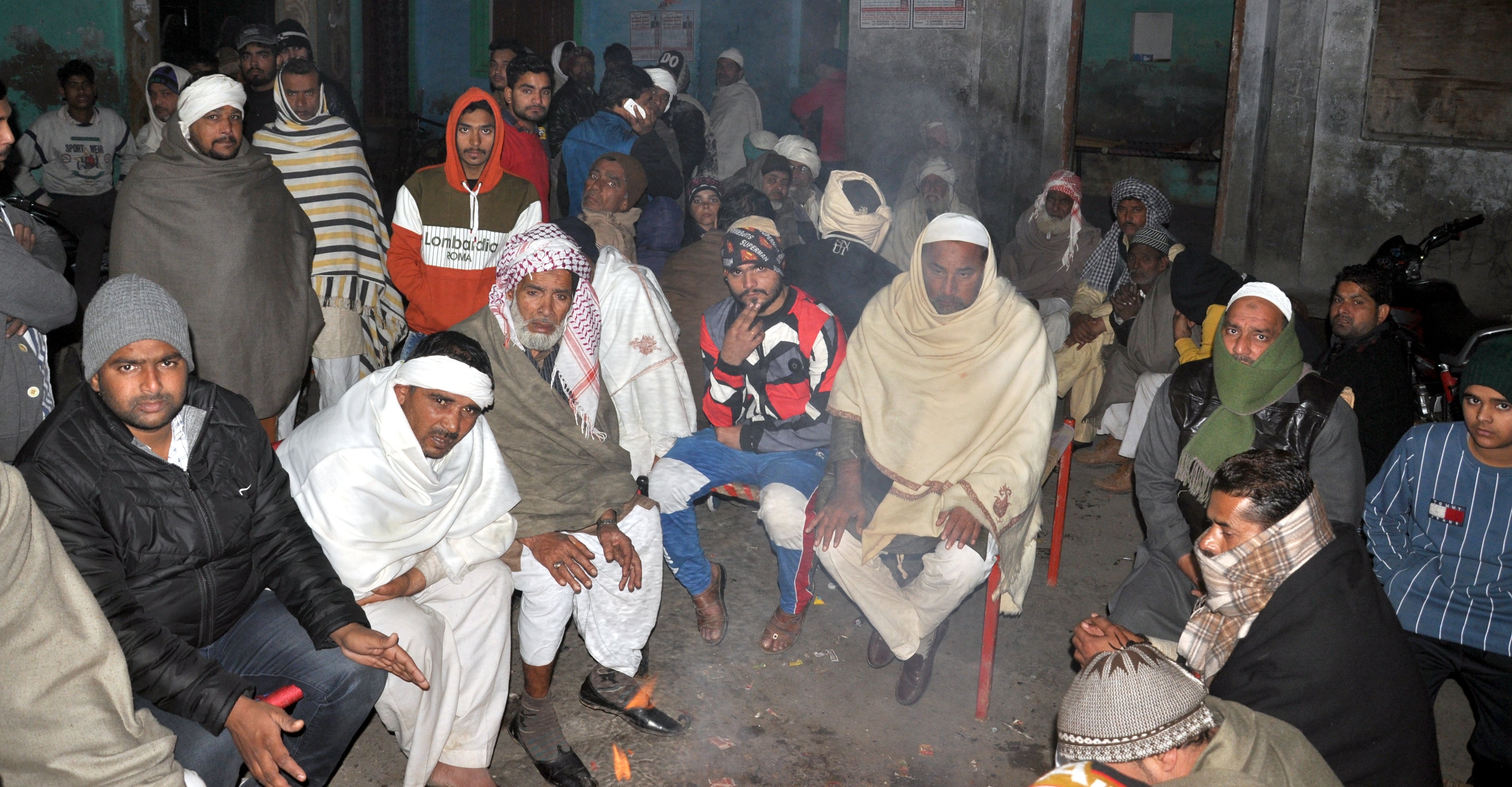 शामली के मोहल्ला काजीवाड़ा में मृतक के घर पर लगी भीड़।