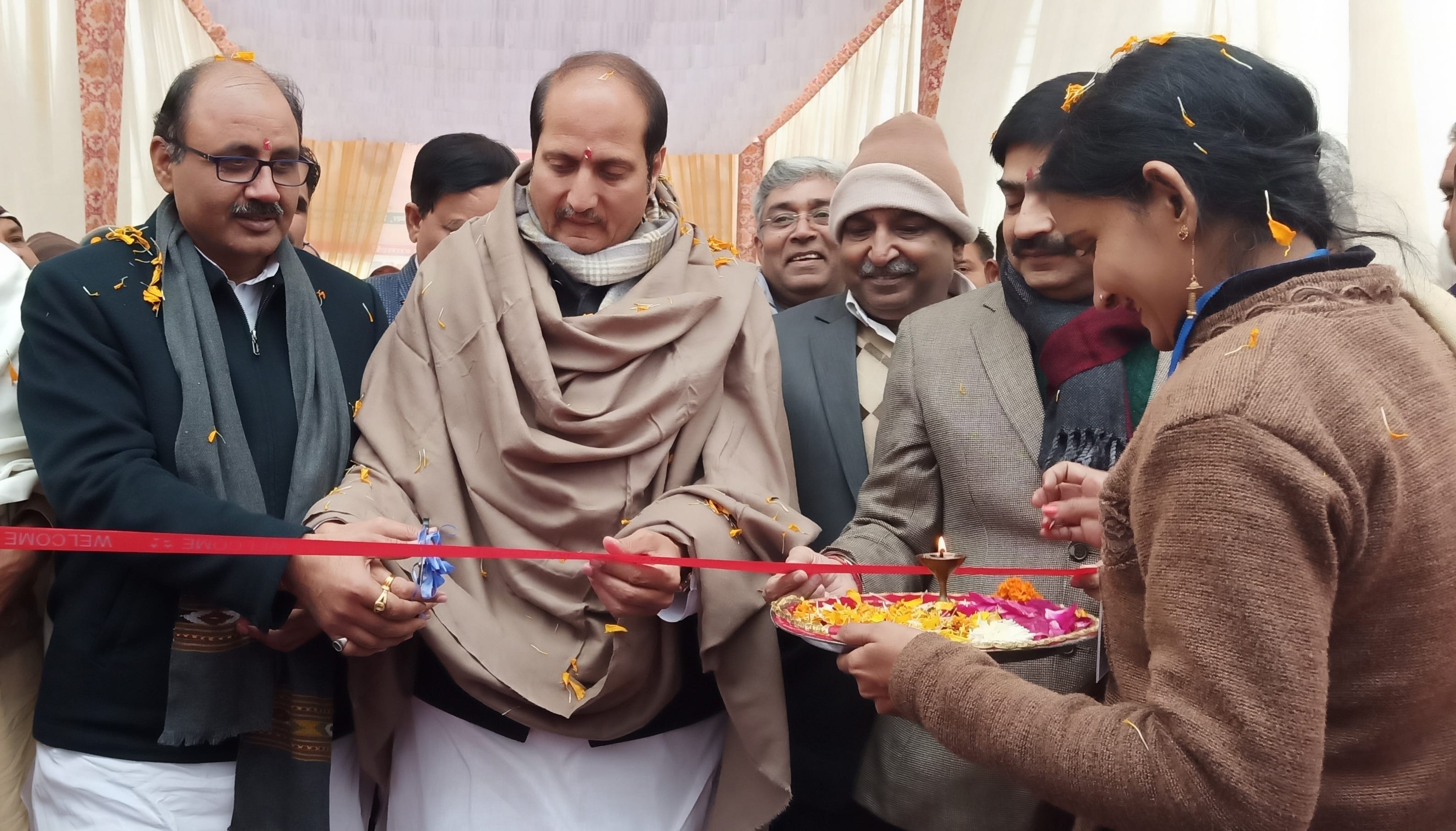 शामली दिल्ली रोड पर स्वयं साहयता समहू में प्रेरणा कार्यक्रम में फीता काटते गन्ना मंत्री सुरेश र? शामली दिल्ली रोड पर स्वयं साहयता समहू में प्रेरणा कार्यक्रम में फीता काटते गन्ना मंत्री सुरेश र?