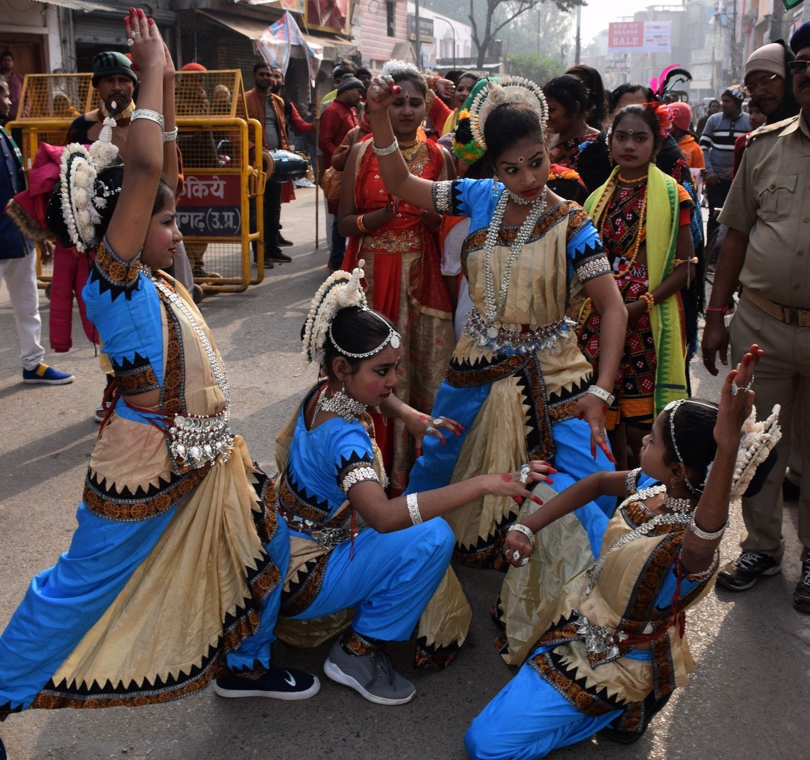 शहर में रंग महोत्सव के दौरान निकाले गये रंग यात्रा में मां दुर्गा के रुप में कटक उड़ीसा के कलाकार?