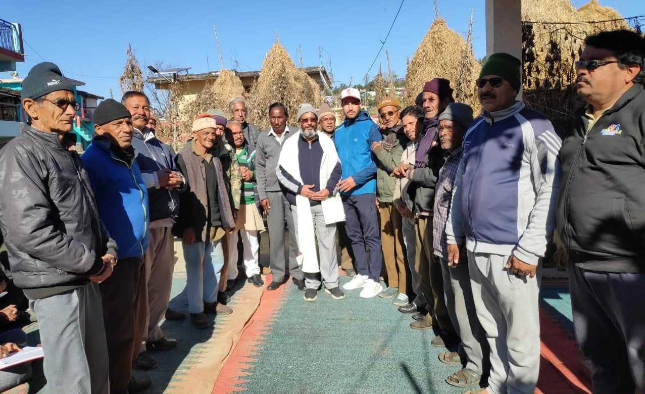 लोहाघाट के रायनगर चौड़ी गांव में राष्ट्रपति पुरस्कार प्राप्त शिक्षक नरेश राय को सम्मानित करते ग