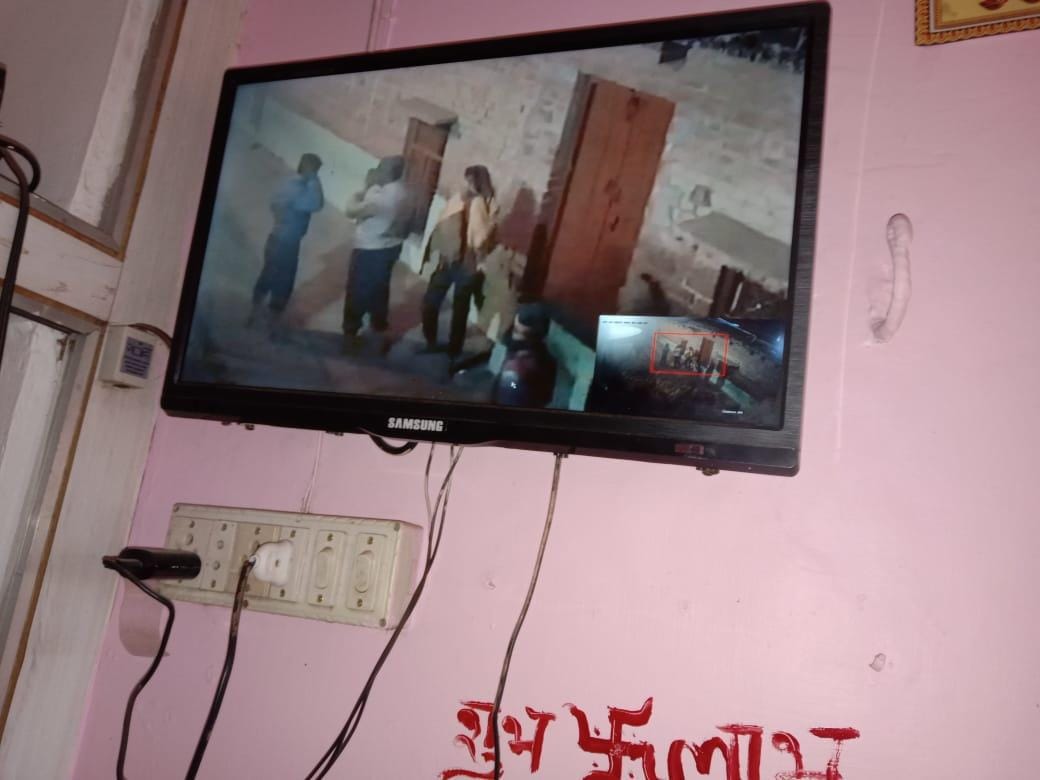 सीसीटीवी फुटेज में दिखते चोर सीसीटीवी फुटेज में दिखते चोर