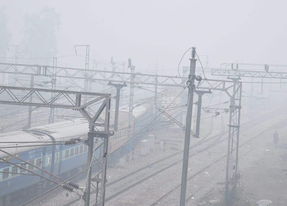सहारनपुर में ठिठुरती ठंड और कोहरे में जाती ट्रेन सहारनपुर में ठिठुरती ठंड और कोहरे में जाती ट्रेन