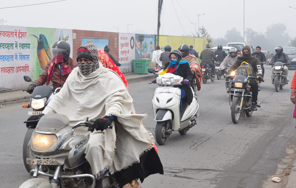 सहारनपुर में ठिठुरती ठंड और कोहरे में अपने कार्य को जाते लोग सहारनपुर में ठिठुरती ठंड और कोहरे में अपने कार्य को जाते लोग