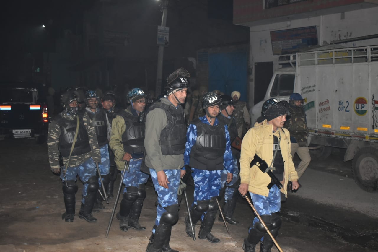 देवबंद में मौके पर तैनात आरएएफ। देवबंद में मौके पर तैनात आरएएफ।