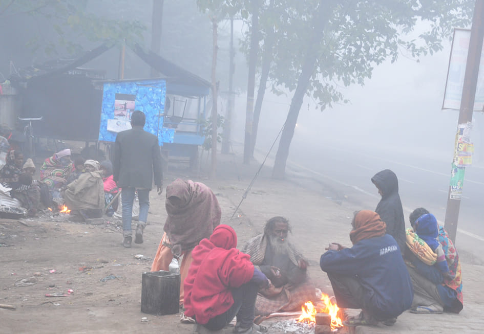 सहारनपुर में सुबह घने कोहरे और सर्द मौसम में अलाव का सहारा लेते लोग सहारनपुर में सुबह घने कोहरे और सर्द मौसम में अलाव का सहारा लेते लोग