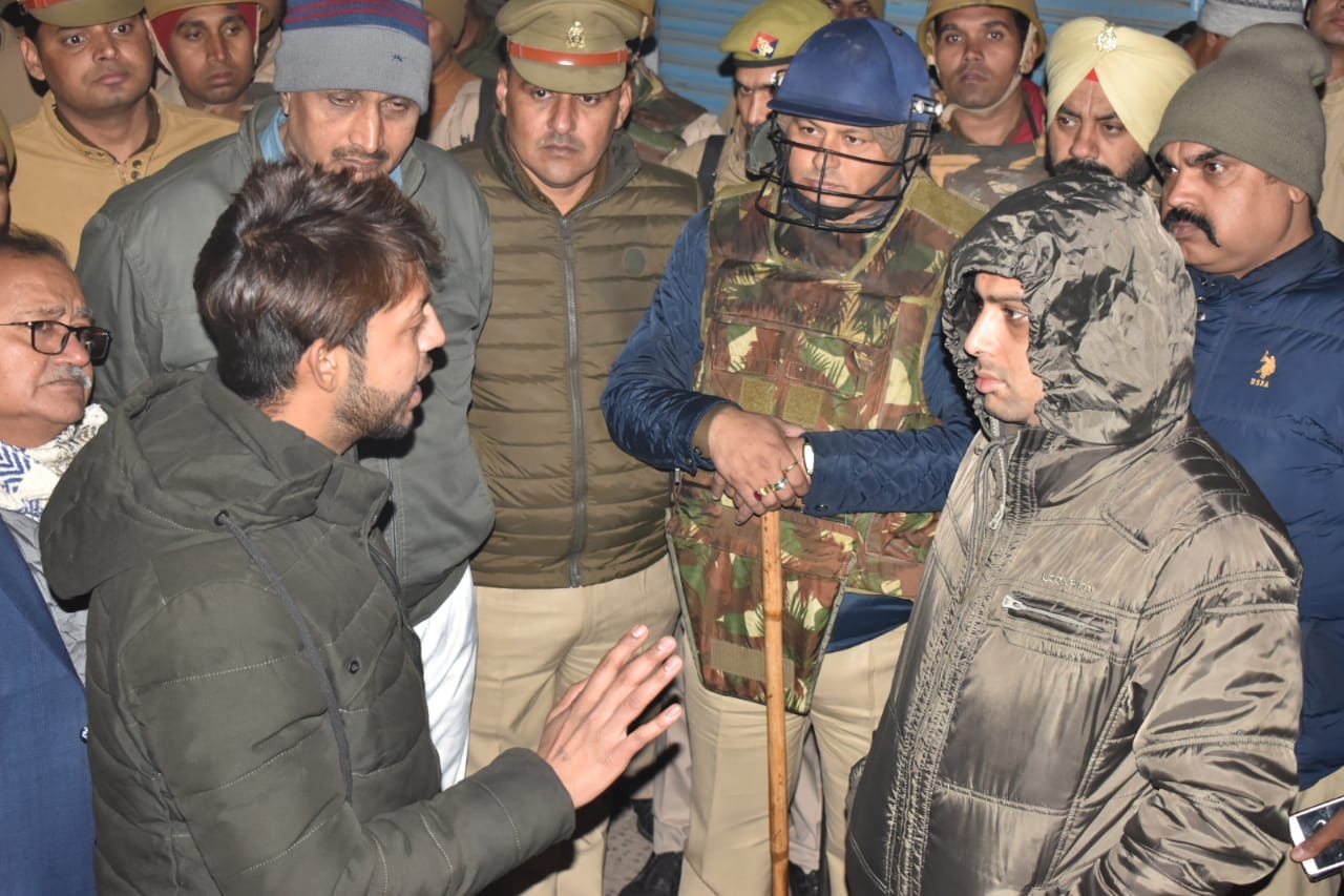 देवबंद में दो वर्गों में पथराव के बाद मौके पर पहुंचे एसएसपी और अन्य अधिकारी। देवबंद में दो वर्गों में पथराव के बाद मौके पर पहुंचे एसएसपी और अन्य अधिकारी।