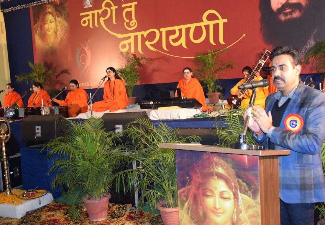 रुद्रपुर में महिला सशक्तिकरण पर आयोजित कार्यक्रम में संबोधित करते डीएम डॉ. नीरज खेरवाल। रुद्रपुर में महिला सशक्तिकरण पर आयोजित कार्यक्रम में संबोधित करते डीएम डॉ. नीरज खेरवाल।