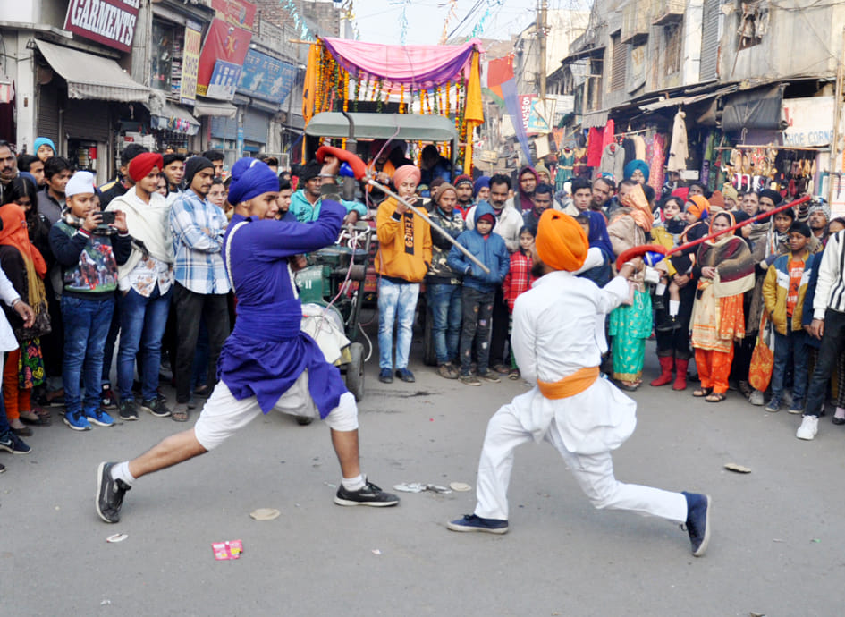 गौशाला रोड स्थित पंजाबी गुरूद्घारे से निकला नगर कीर्तन में अखाड़ा खेलते सिक्ख गौशाला रोड स्थित पंजाबी गुरूद्घारे से निकला नगर कीर्तन में अखाड़ा खेलते सिक्ख