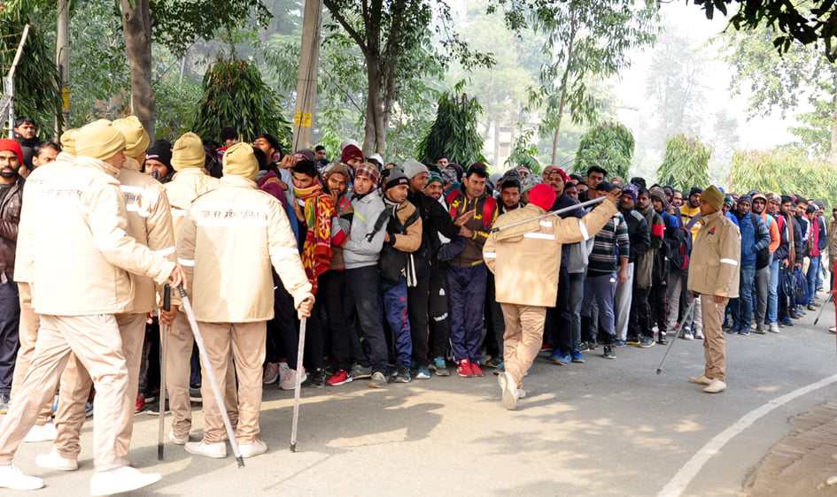 सहारनपुर में पुलिस लाइन पुलिस भर्ती में आये युवाओ को कन्ट्रोल करती पुलिस सहारनपुर में पुलिस लाइन पुलिस भर्ती में आये युवाओ को कन्ट्रोल करती पुलिस