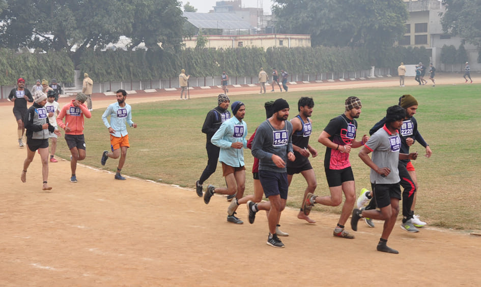 पुलिस लाइन मैदान में पुलिस भर्ती के लिये दौडते अभियार्थी पुलिस लाइन मैदान में पुलिस भर्ती के लिये दौडते अभियार्थी